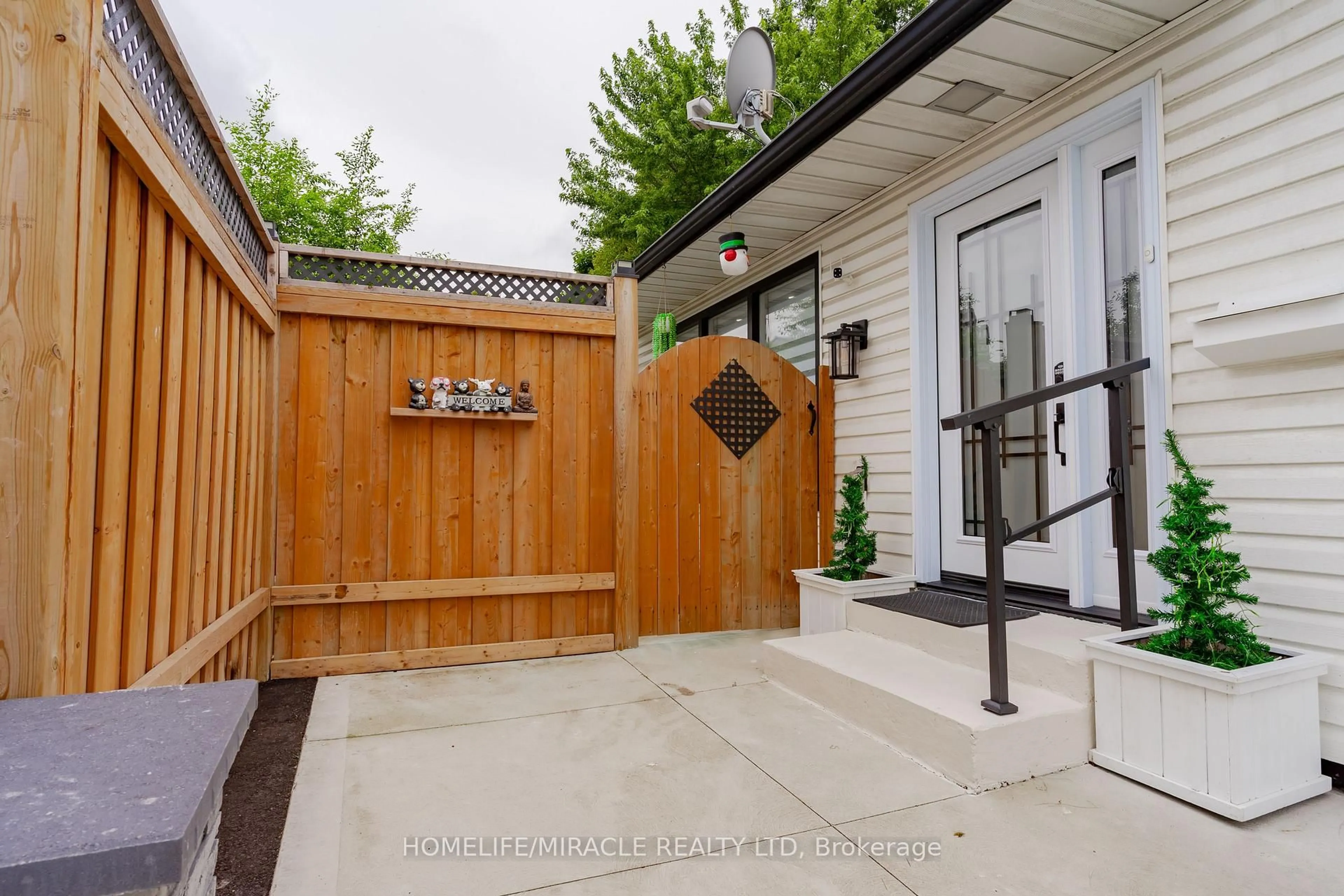 Patio, street for 10 Huntingwood Cres, Brampton Ontario L6S 1S6