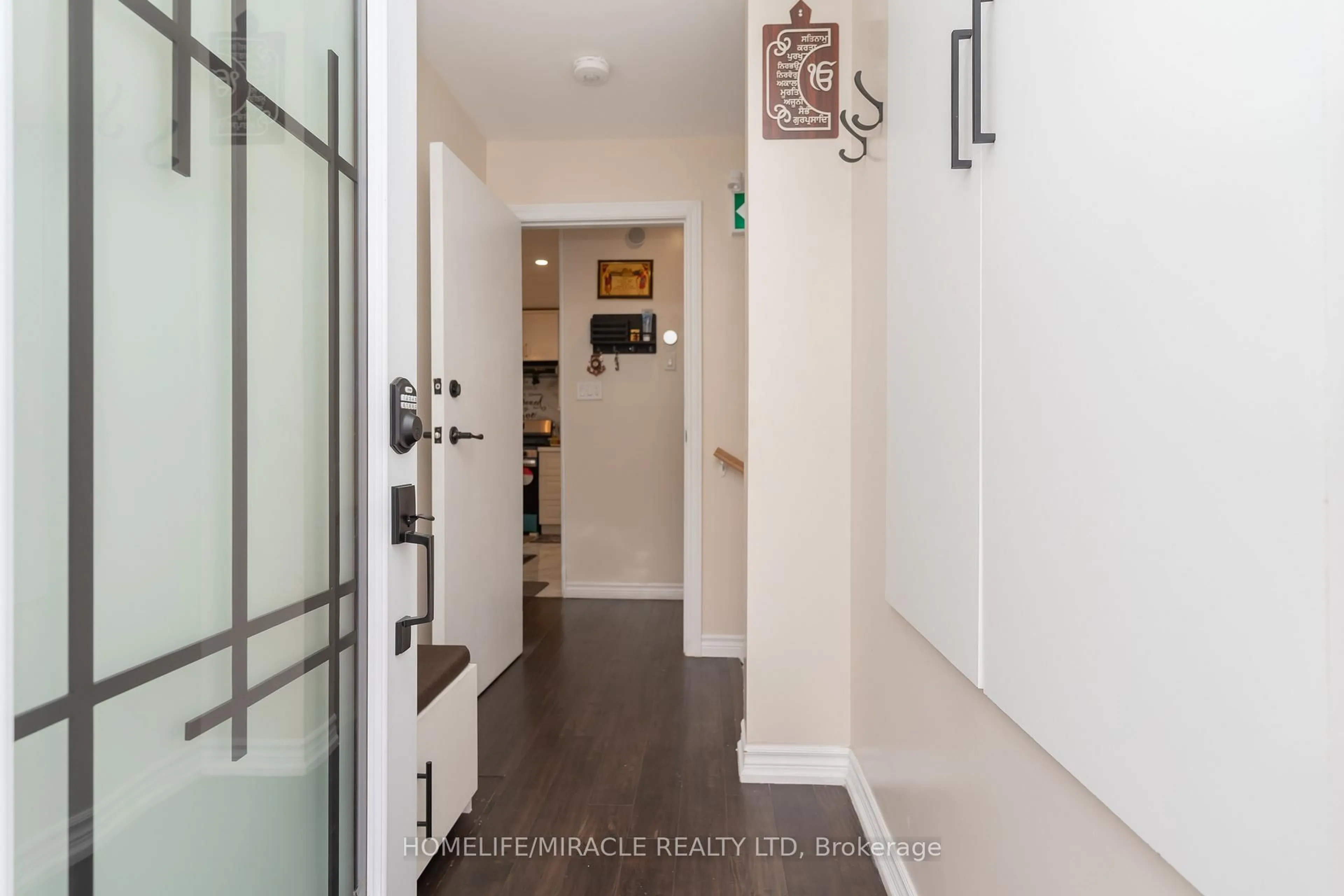 Indoor entryway for 10 Huntingwood Cres, Brampton Ontario L6S 1S6