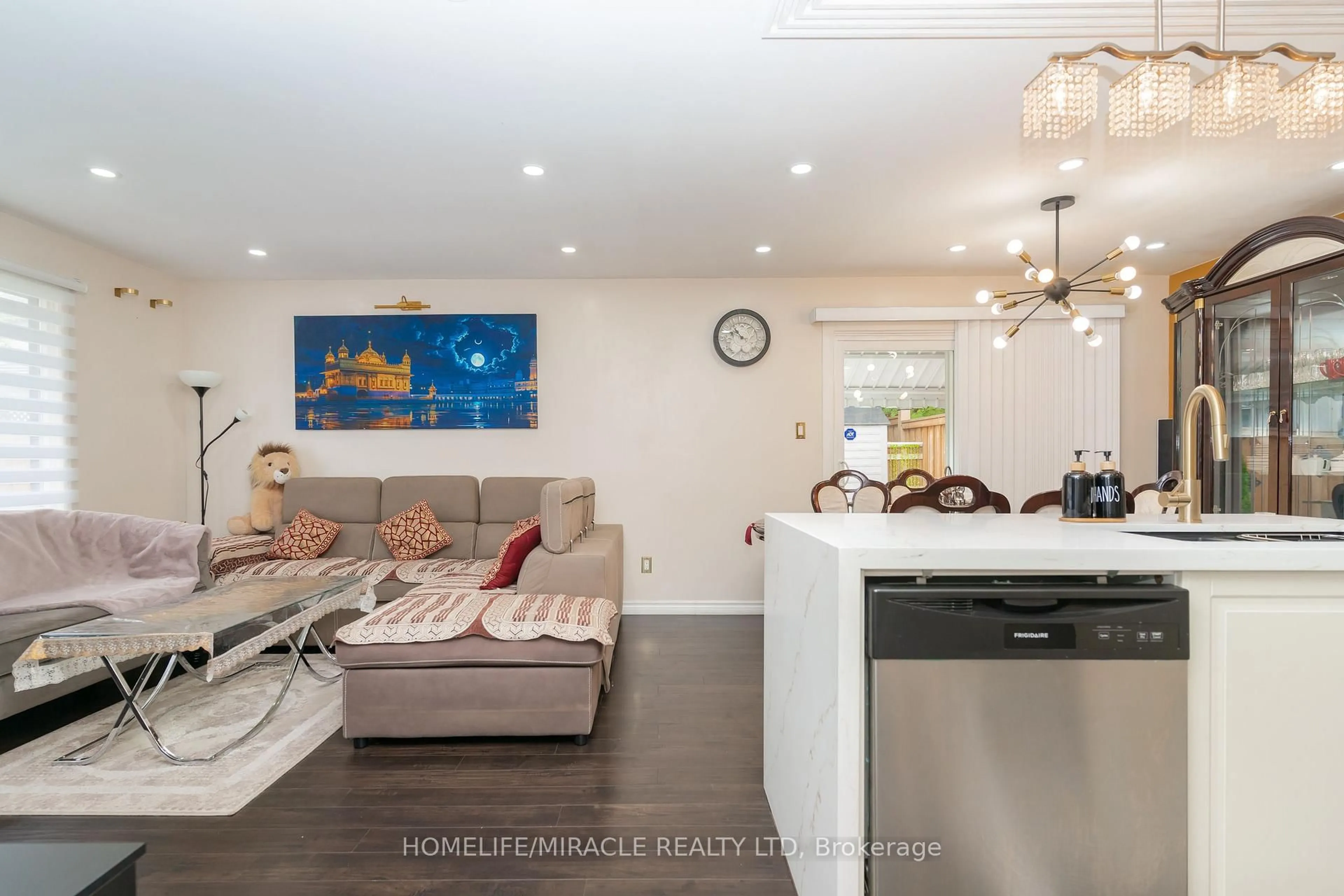 Open concept kitchen, ceramic/tile floor for 10 Huntingwood Cres, Brampton Ontario L6S 1S6