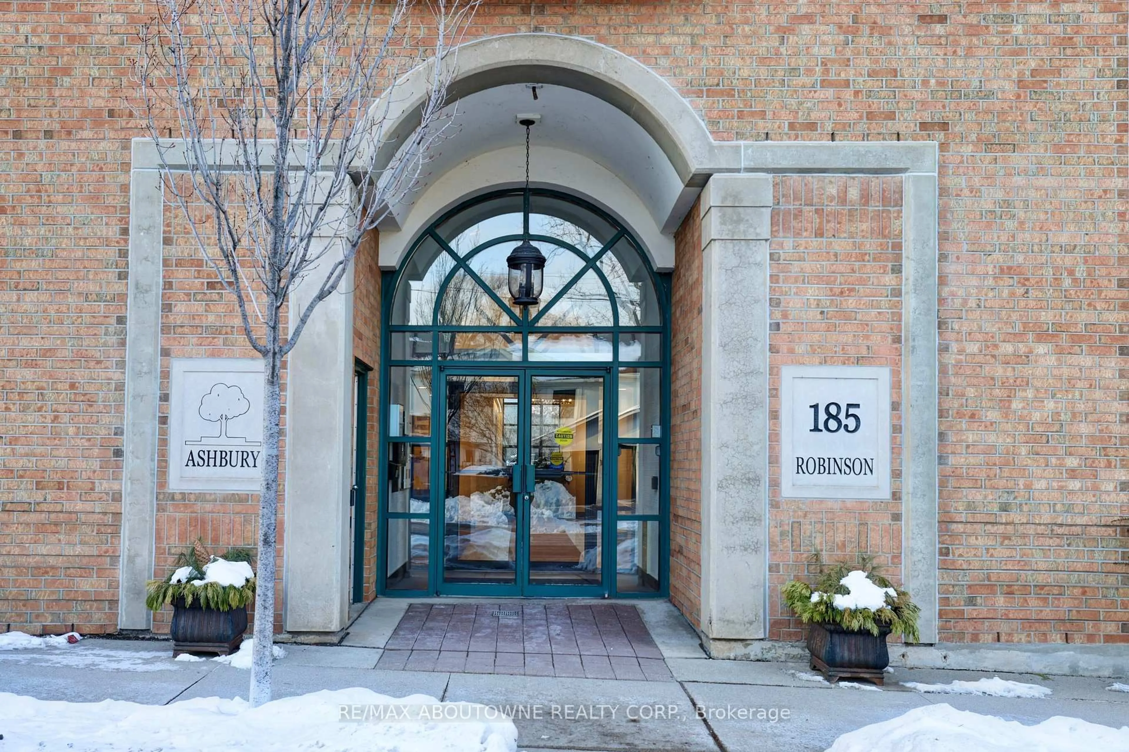 Indoor foyer for 185 Robinson St #307, Oakville Ontario L6J 7P6