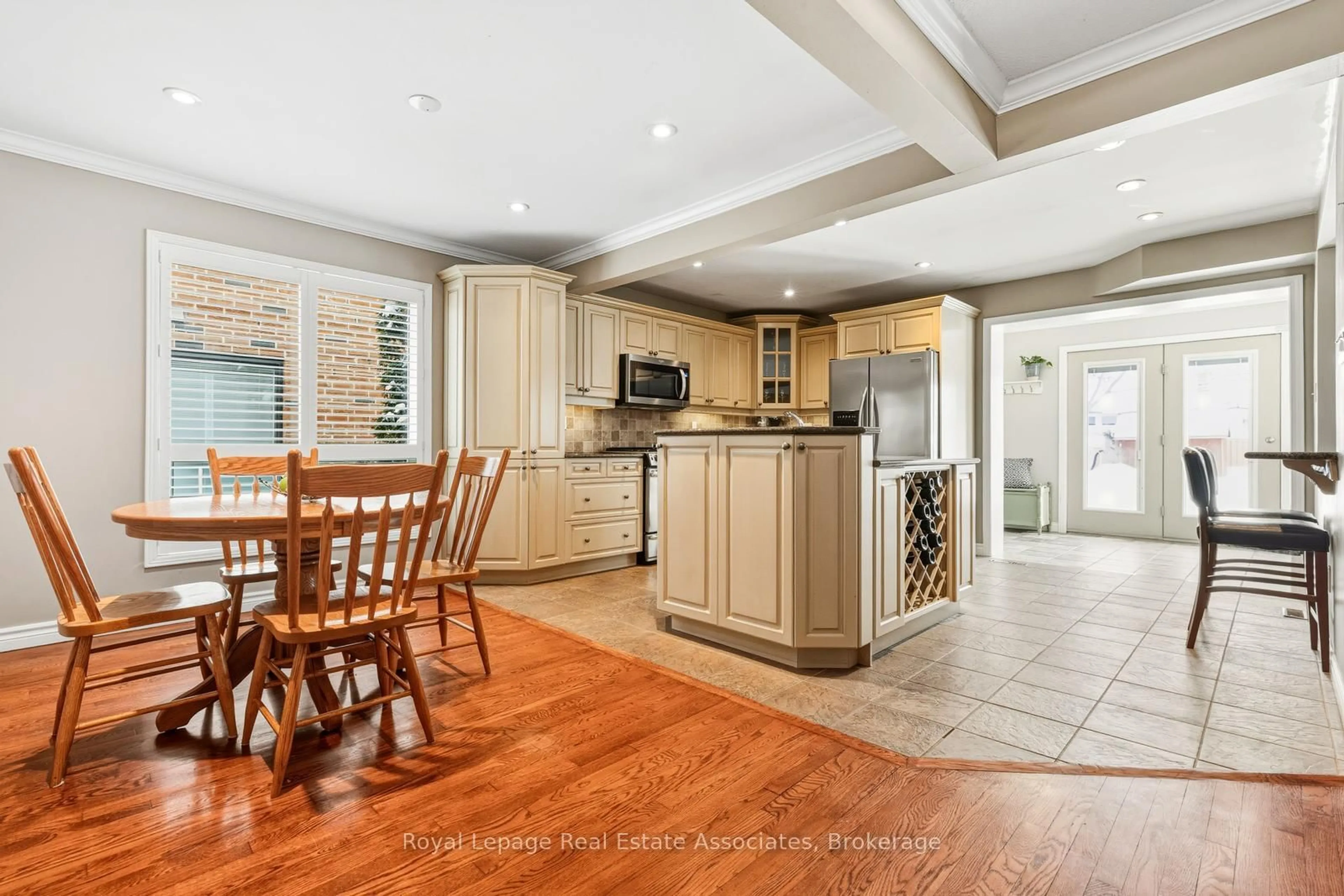 Open concept kitchen, ceramic/tile floor for 4384 Treetop Crt, Mississauga Ontario L5L 3M7
