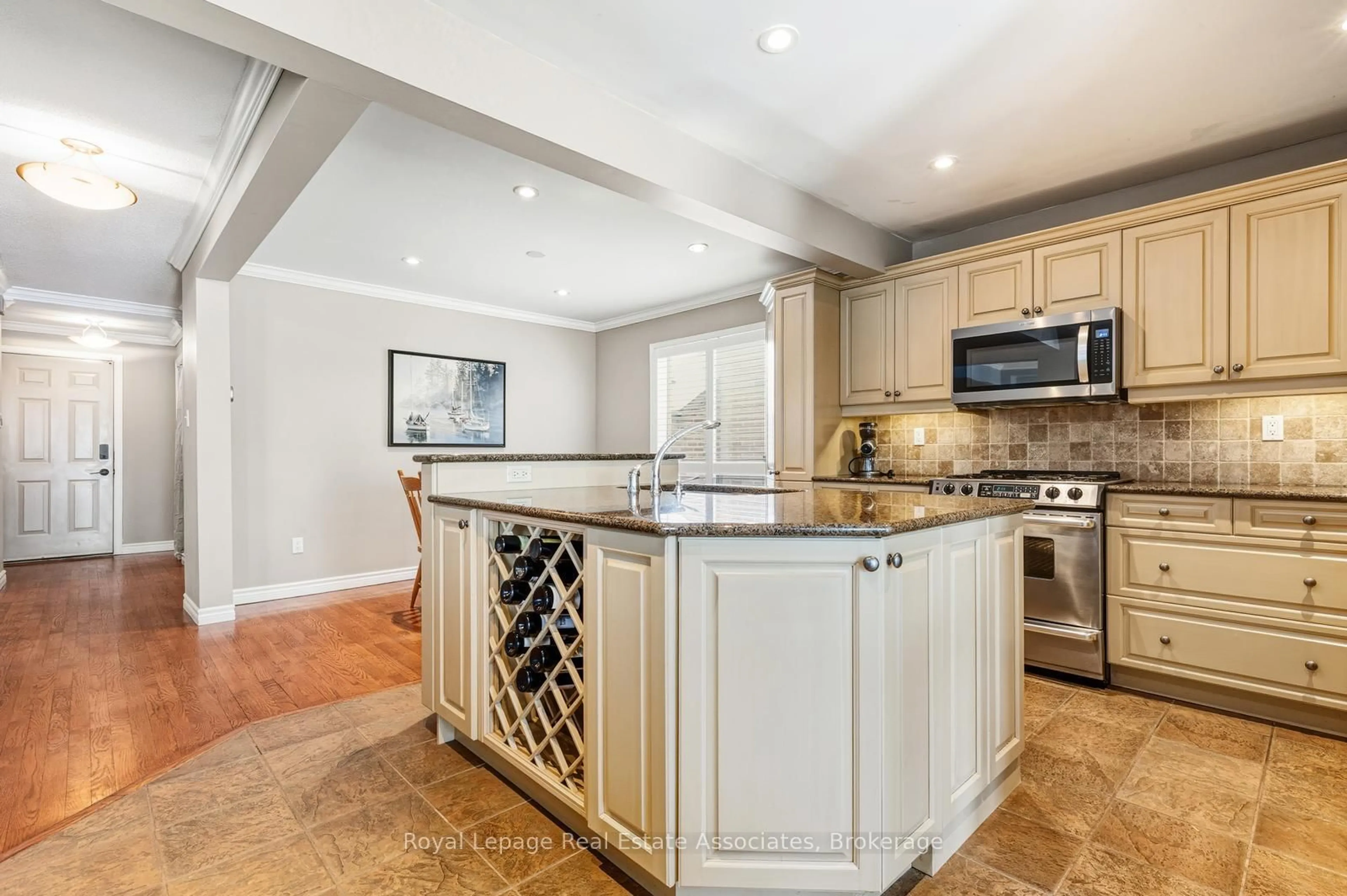 Open concept kitchen, ceramic/tile floor for 4384 Treetop Crt, Mississauga Ontario L5L 3M7