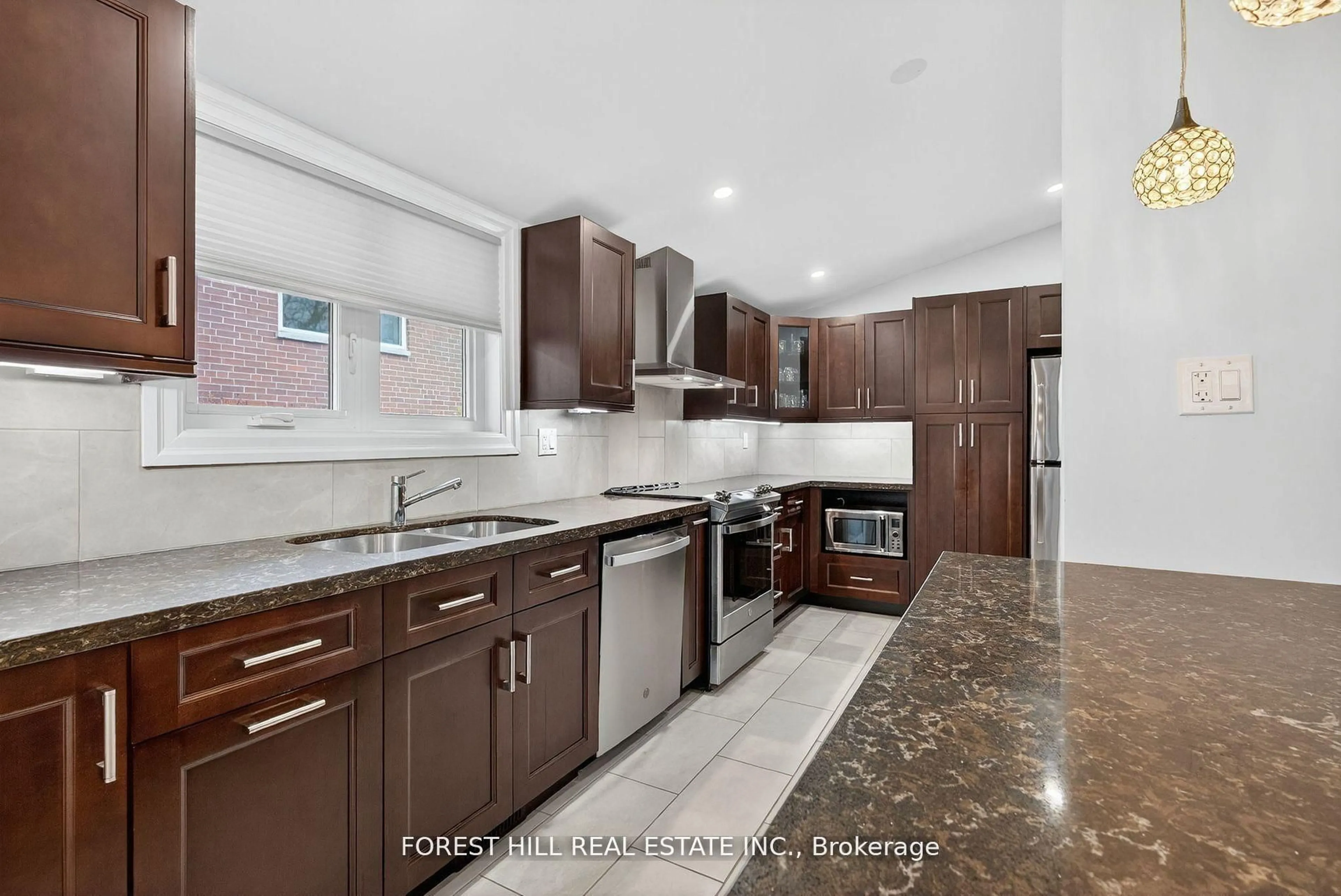 Open concept kitchen, ceramic/tile floor for 130 Verobeach Blvd, Toronto Ontario M9M 1R1