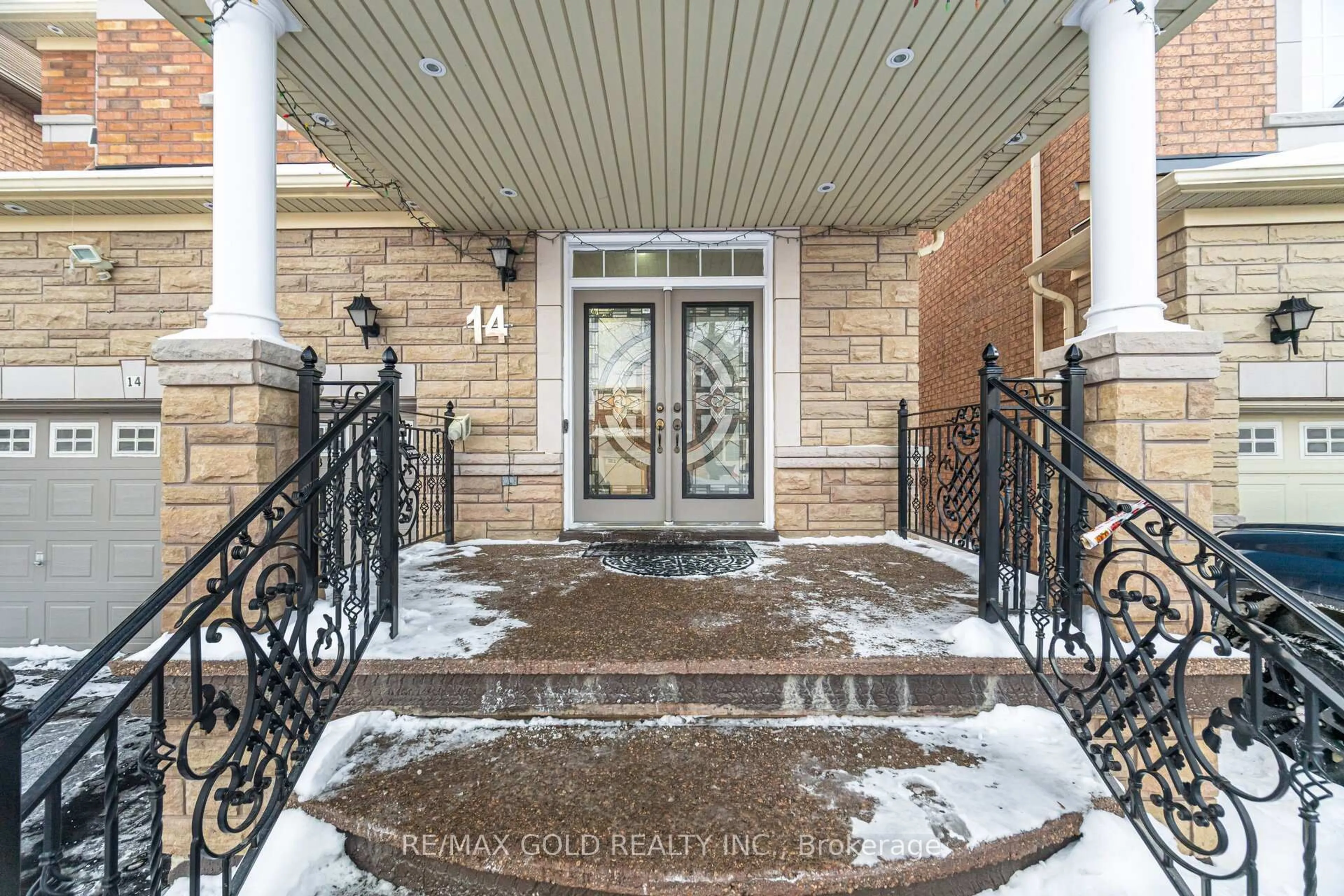 Indoor entryway for 14 Ledgerock Rd, Brampton Ontario L6P 2L7