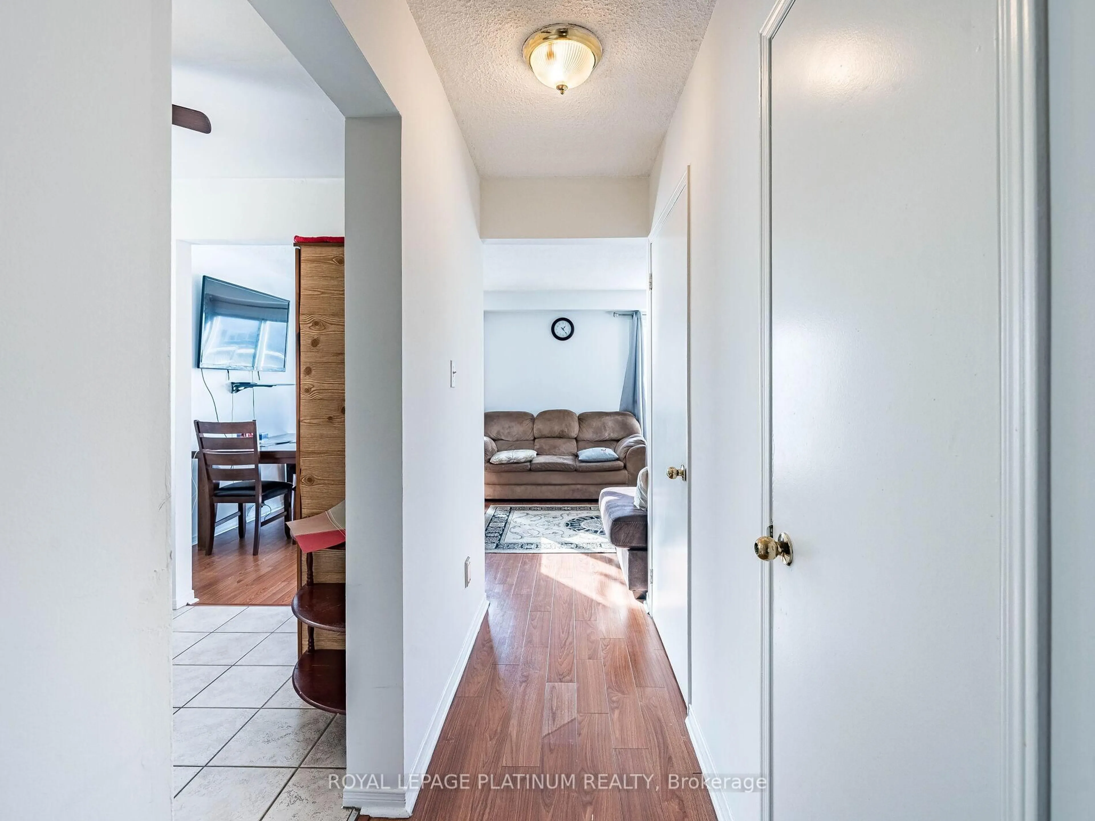 Indoor entryway for 14 Wallingford Crt, Brampton Ontario L6Y 4V7