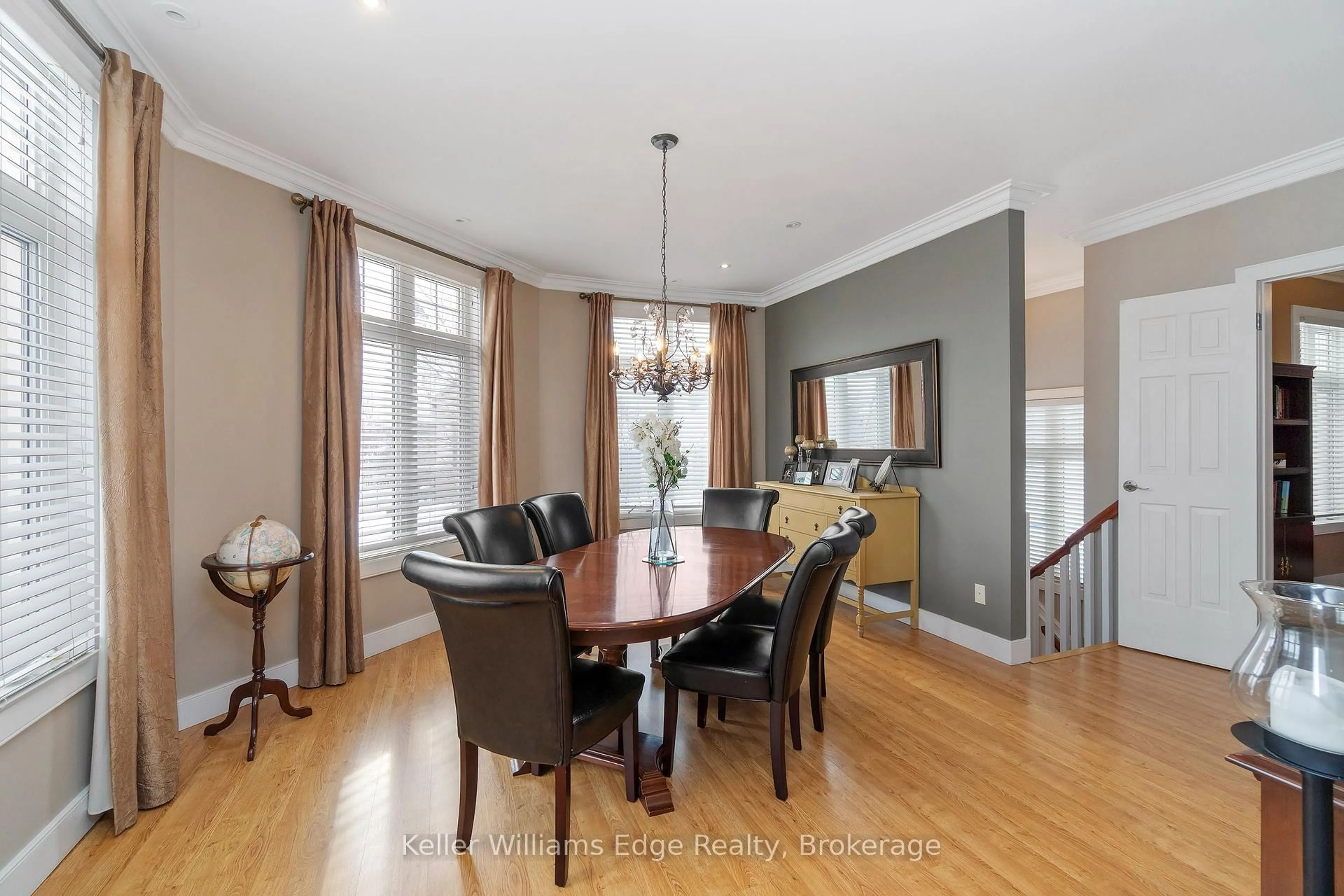 Dining room, wood/laminate floor for 2201 Blackbird Crt, Oakville Ontario L6M 5E6