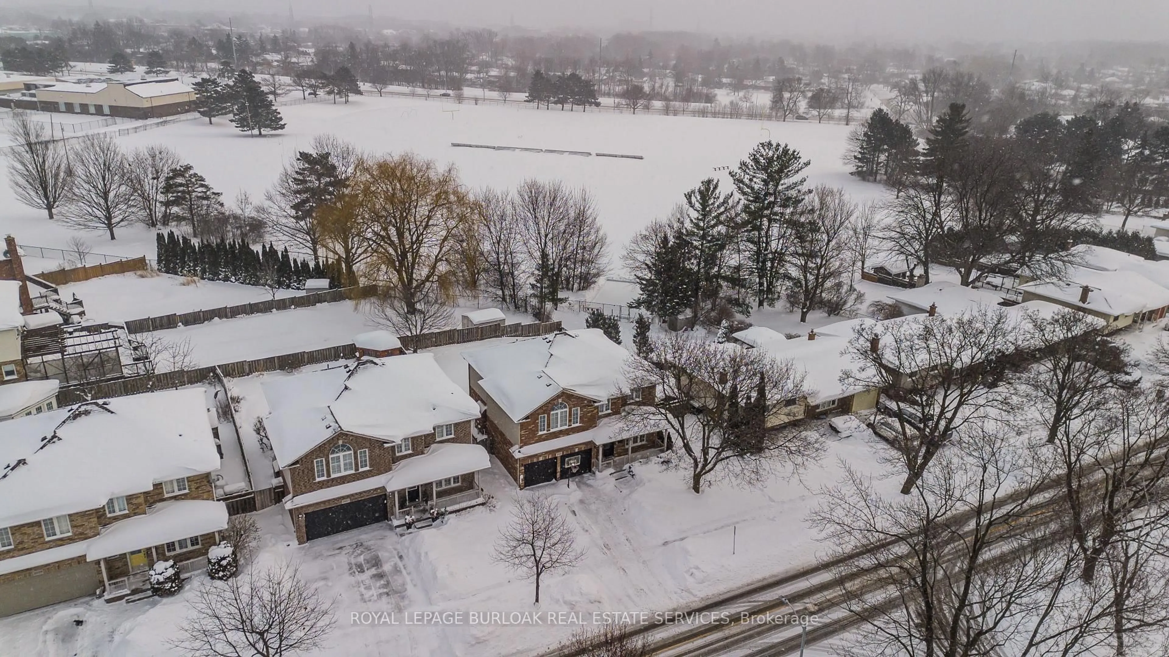A pic from outside/outdoor area/front of a property/back of a property/a pic from drone, street for 2055 Mountain Grove Ave, Burlington Ontario L7P 2H8