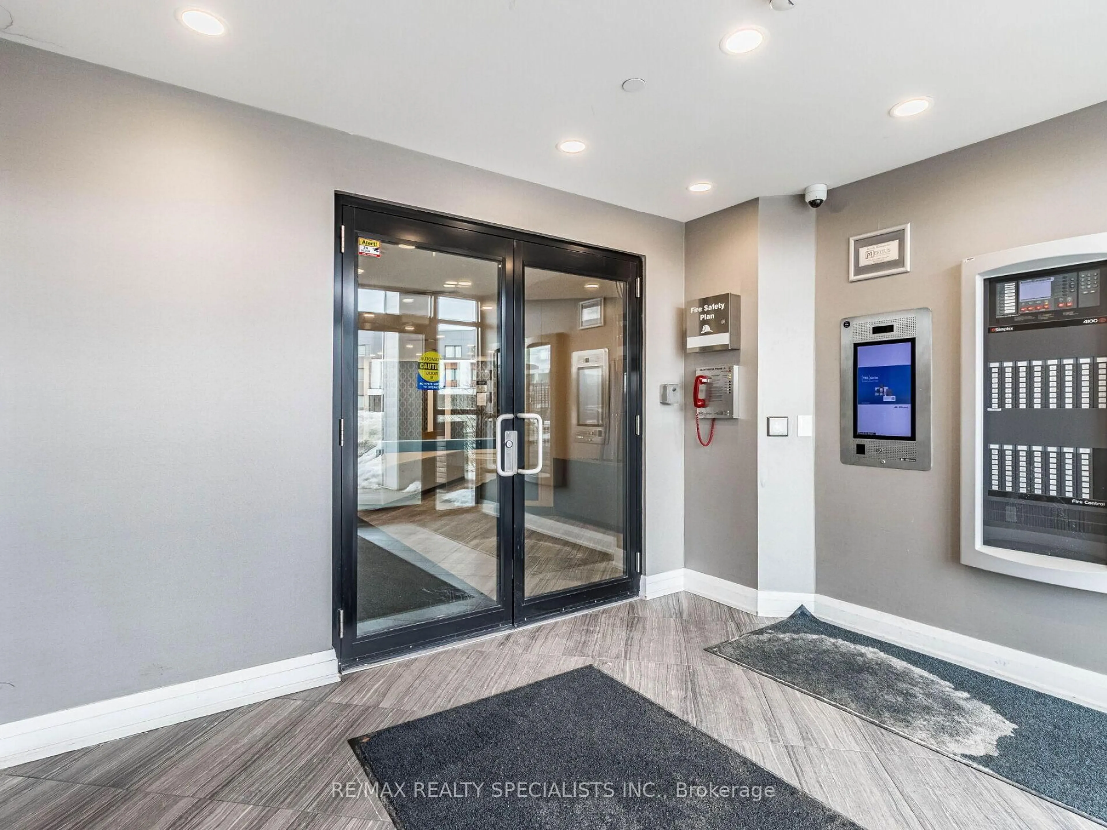 Indoor foyer for 128 Grovewood Common Circ #624, Oakville Ontario L6X 0X3