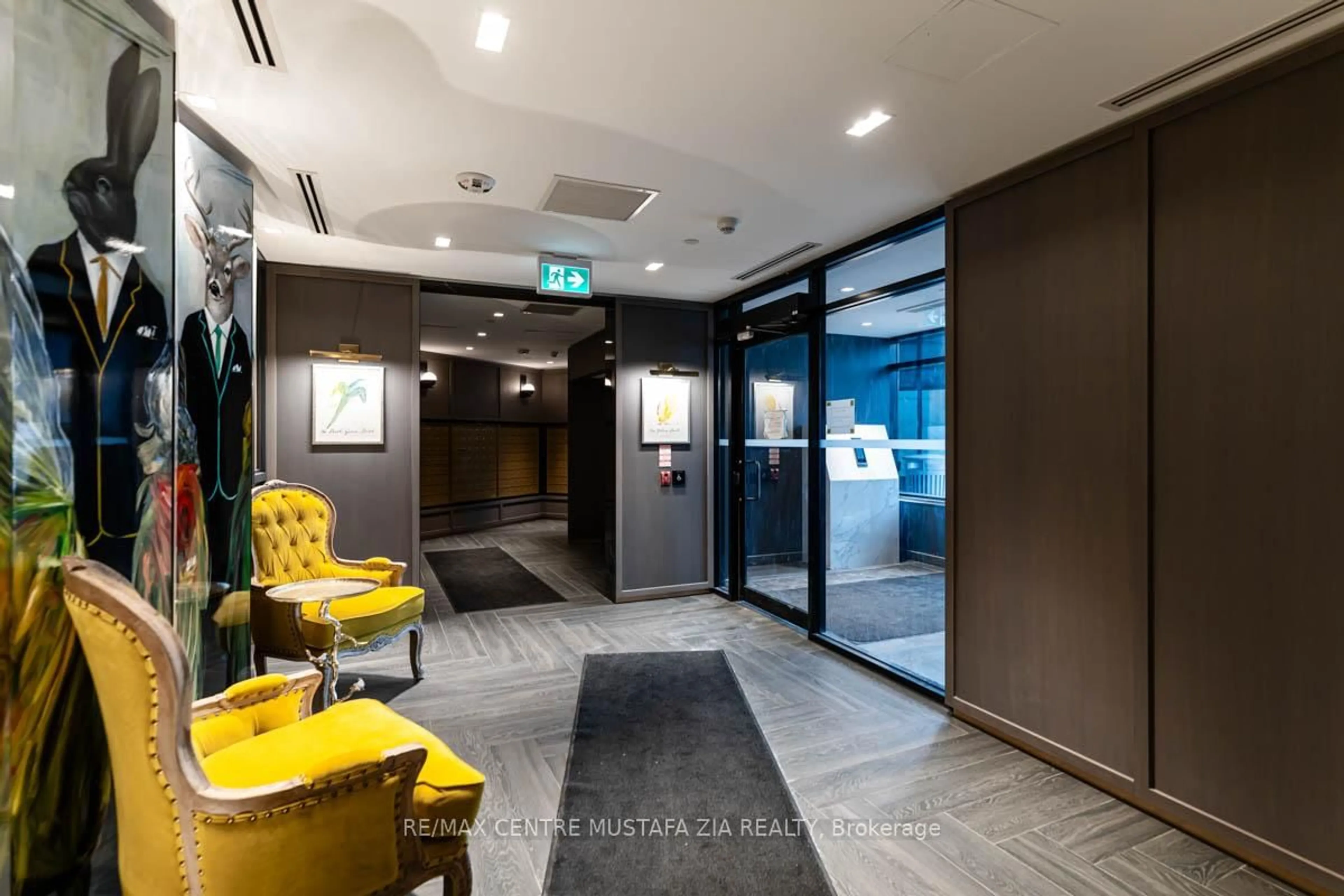 Indoor foyer for 395 Dundas St #217, Oakville Ontario L6M 5R8