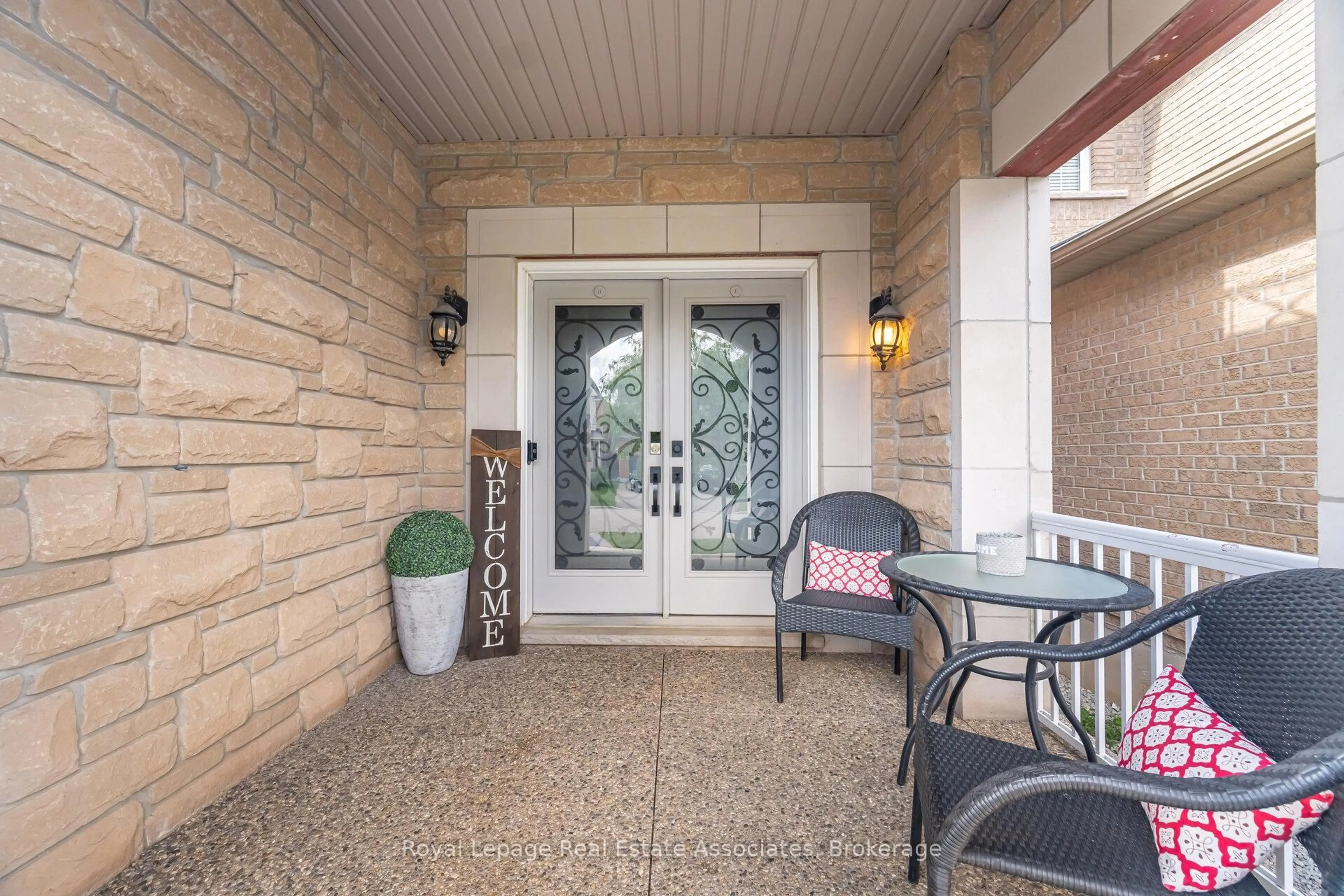 Patio, street for 39 Wildflower Lane, Halton Hills Ontario L7G 0H8