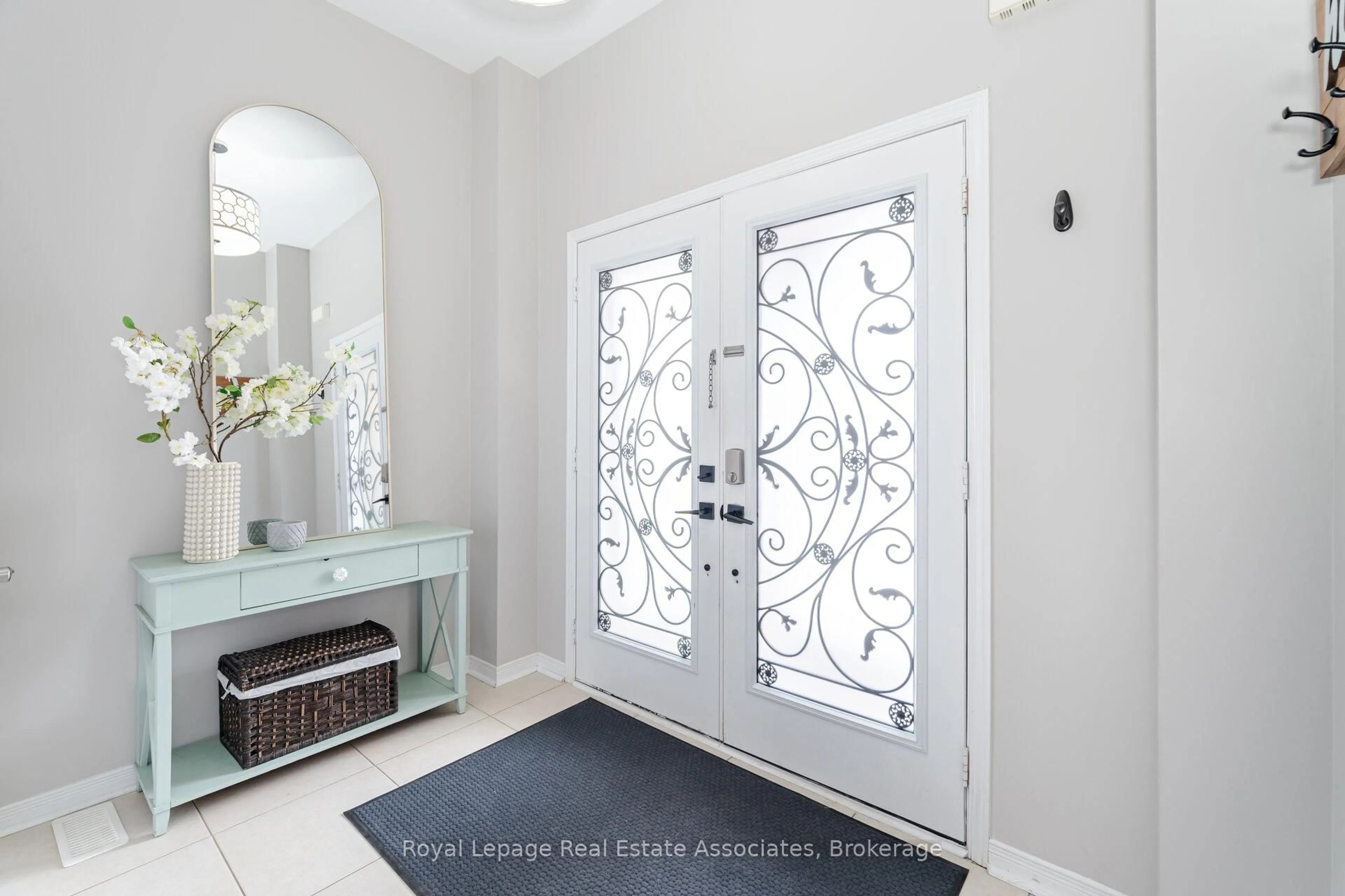 Indoor entryway for 39 Wildflower Lane, Halton Hills Ontario L7G 0H8