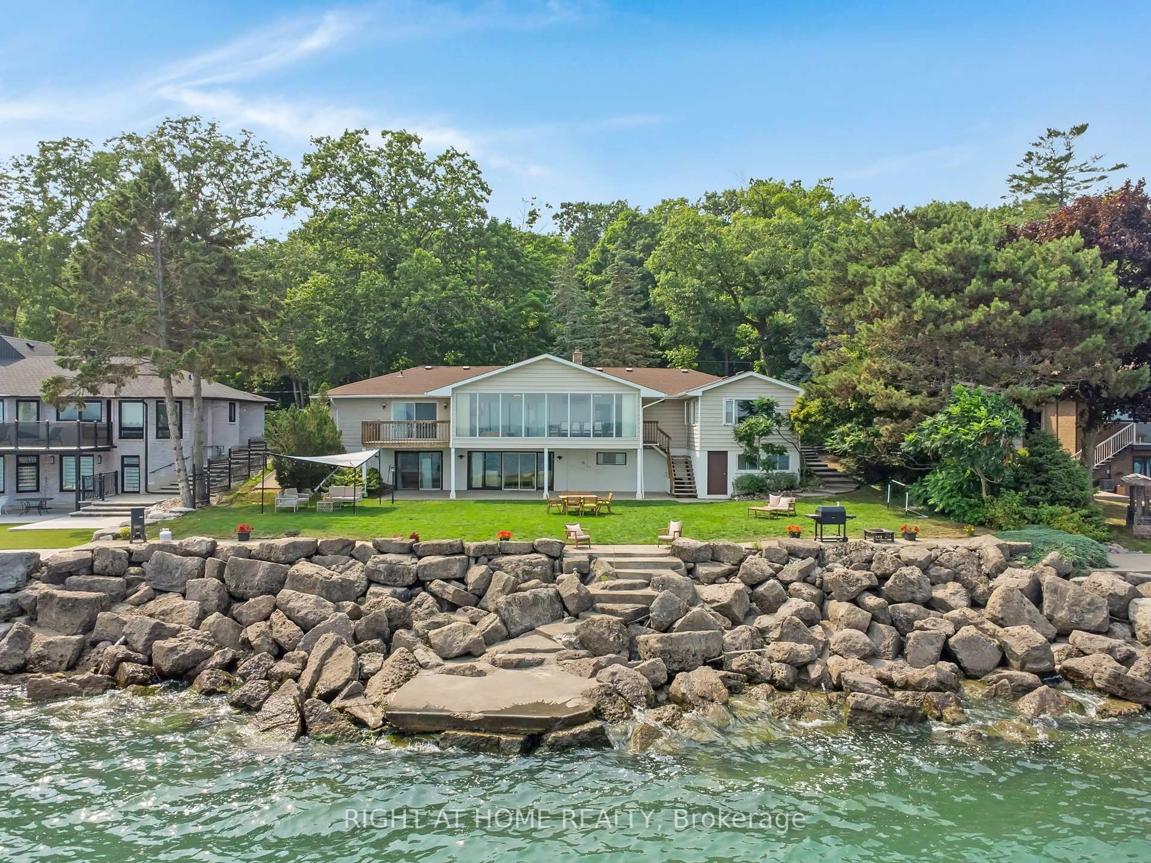 A pic from outside/outdoor area/front of a property/back of a property/a pic from drone, water/lake/river/ocean view for 1360 Lakeshore Rd, Oakville Ontario L6L 1G2
