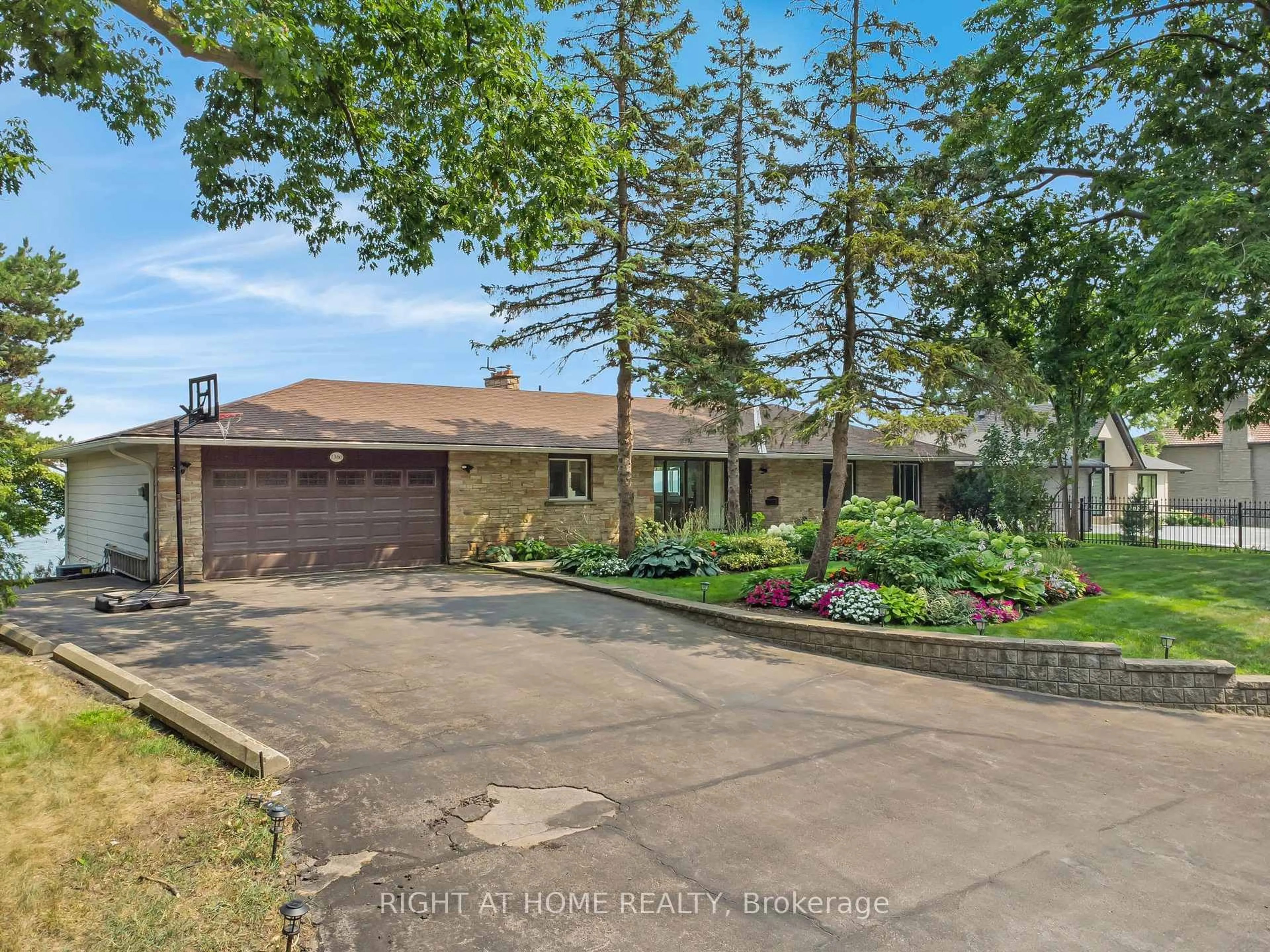 A pic from outside/outdoor area/front of a property/back of a property/a pic from drone, street for 1360 Lakeshore Rd, Oakville Ontario L6L 1G2