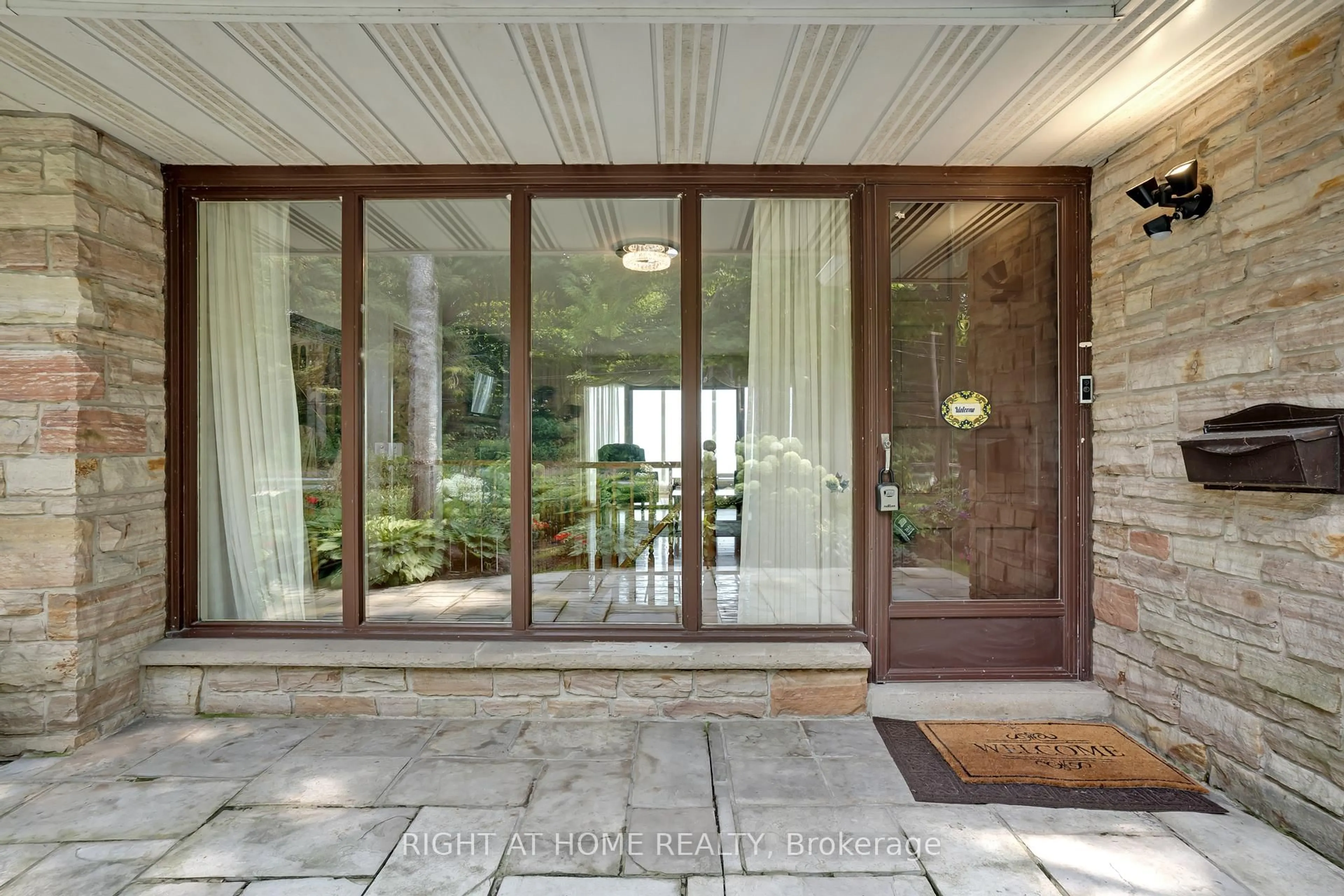 Indoor entryway for 1360 Lakeshore Rd, Oakville Ontario L6L 1G2