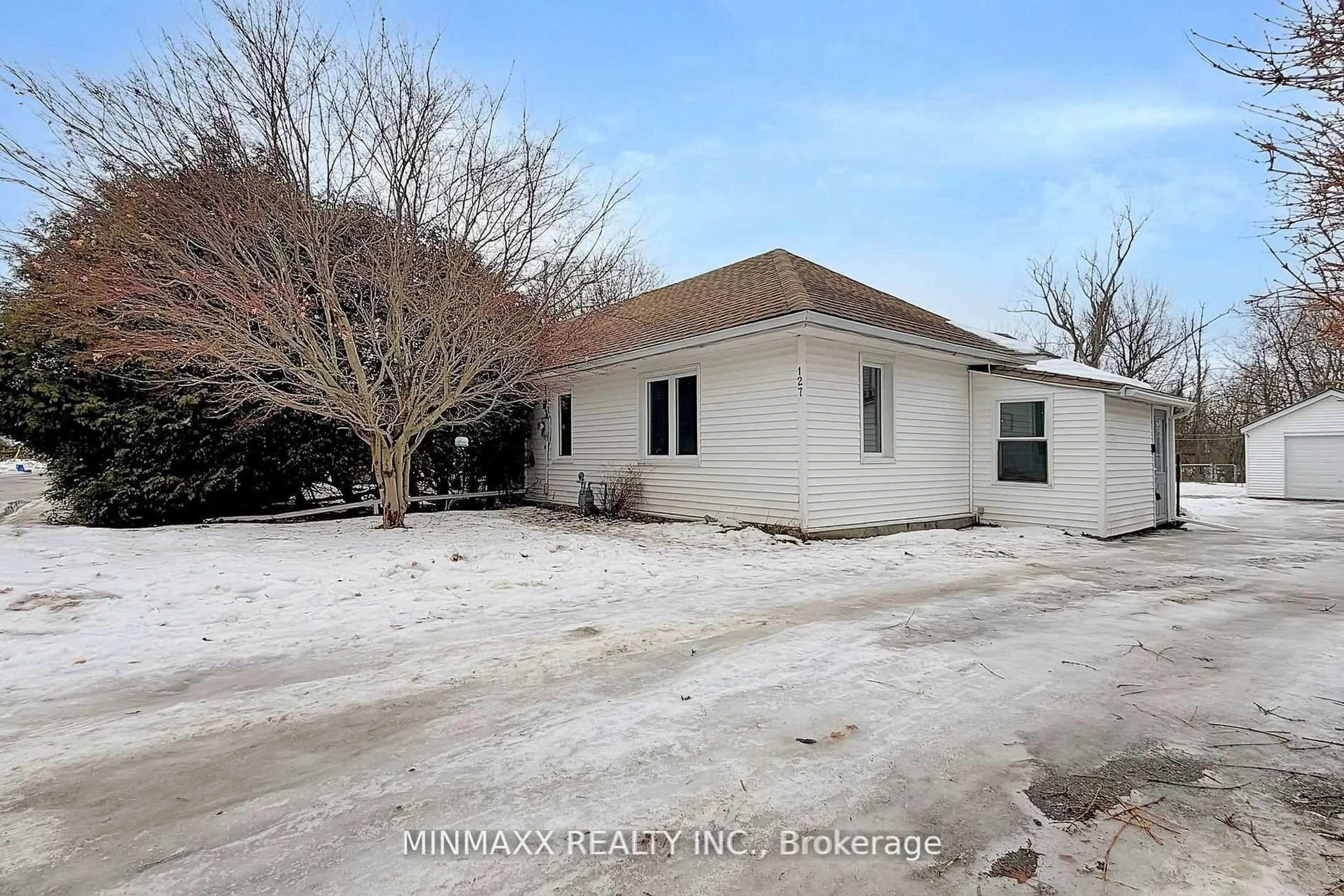 A pic from outside/outdoor area/front of a property/back of a property/a pic from drone, unknown for 127 POPLAR Ave, Halton Hills Ontario L7J 2E3