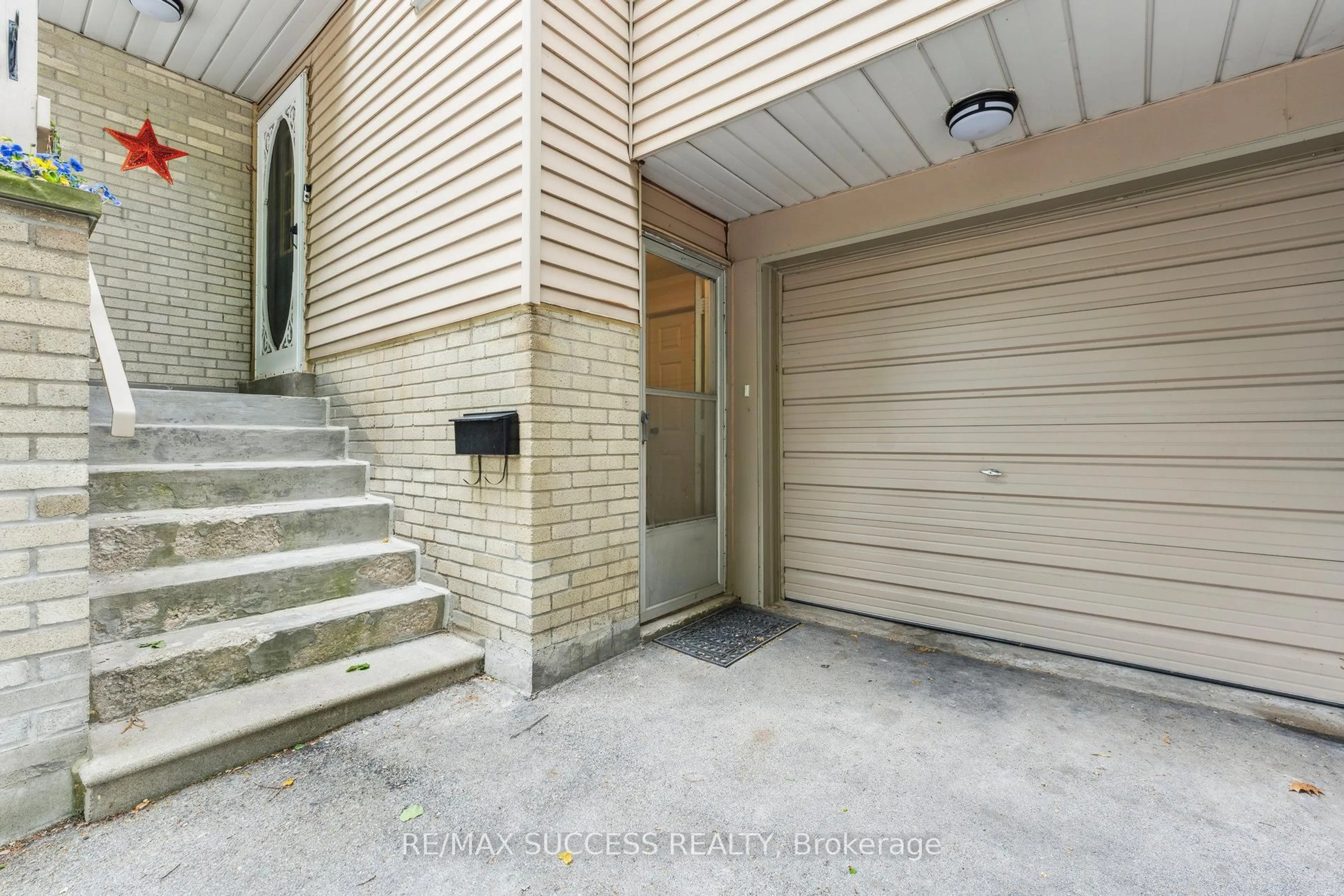 Indoor entryway for 82 Lynden Circ, Halton Hills Ontario L7G 4Y8