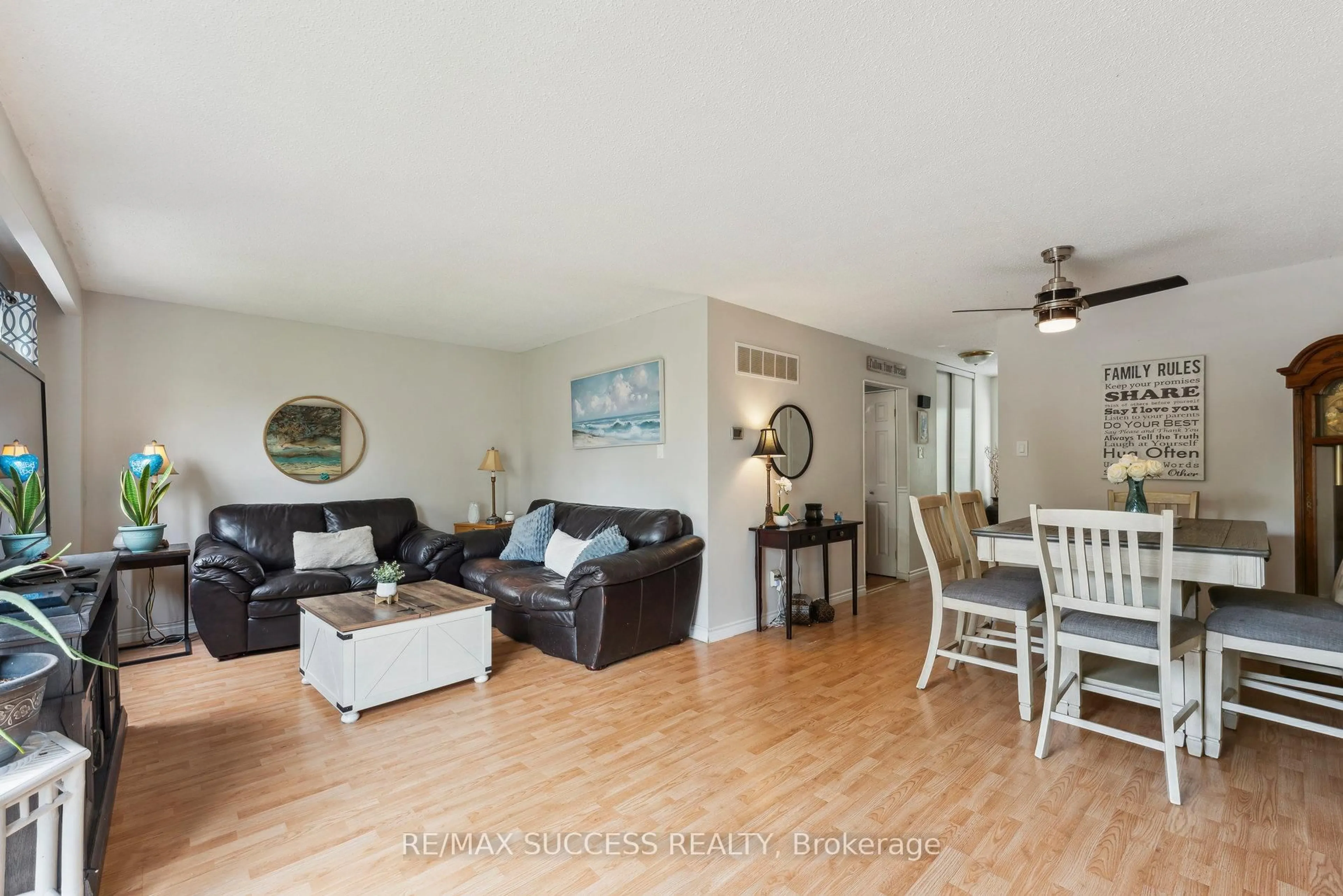 Living room with furniture, wood/laminate floor for 82 Lynden Circ, Halton Hills Ontario L7G 4Y8