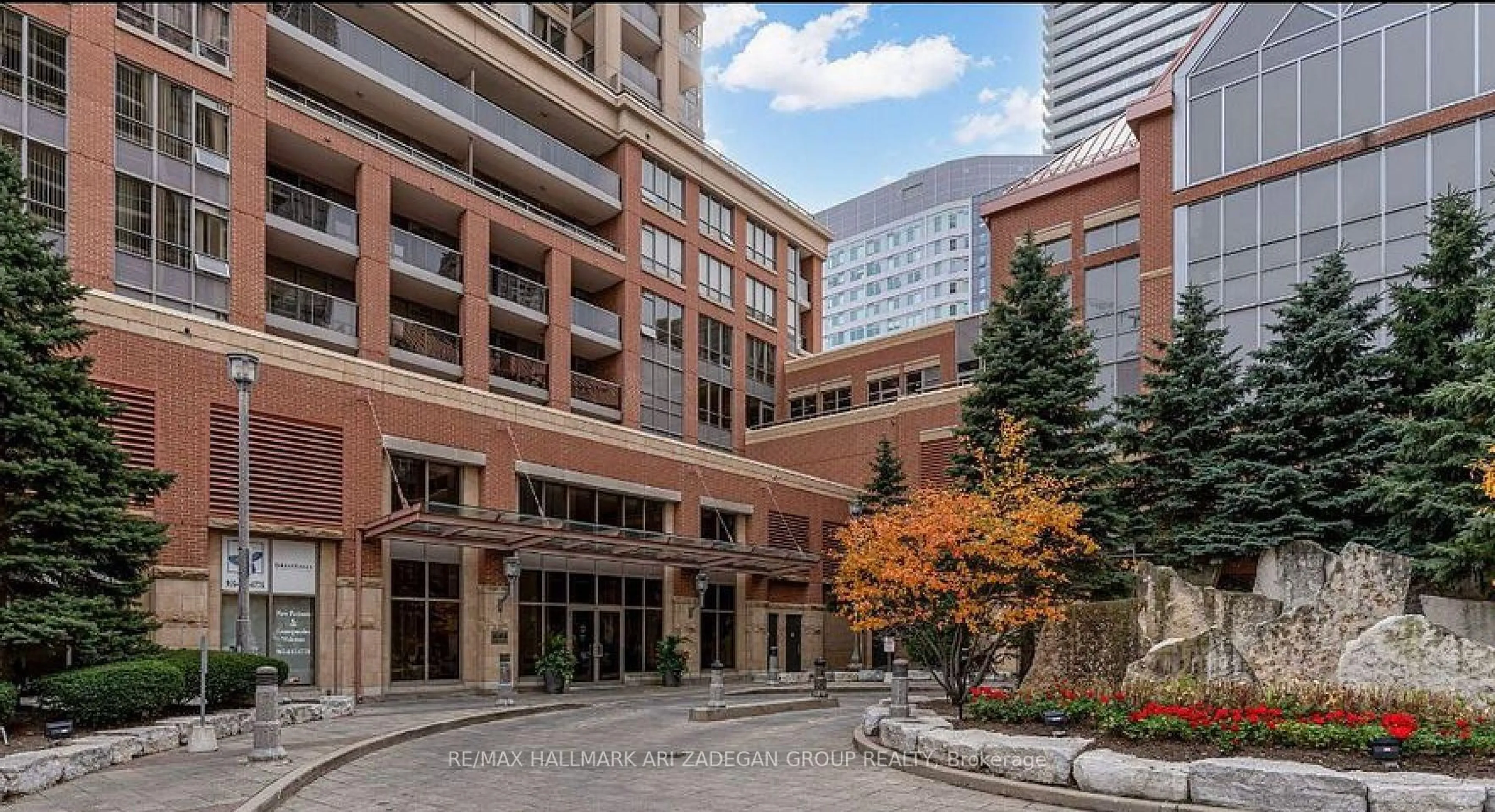 Indoor foyer for 4080 Living Arts Dr #2610, Mississauga Ontario L5B 4N3