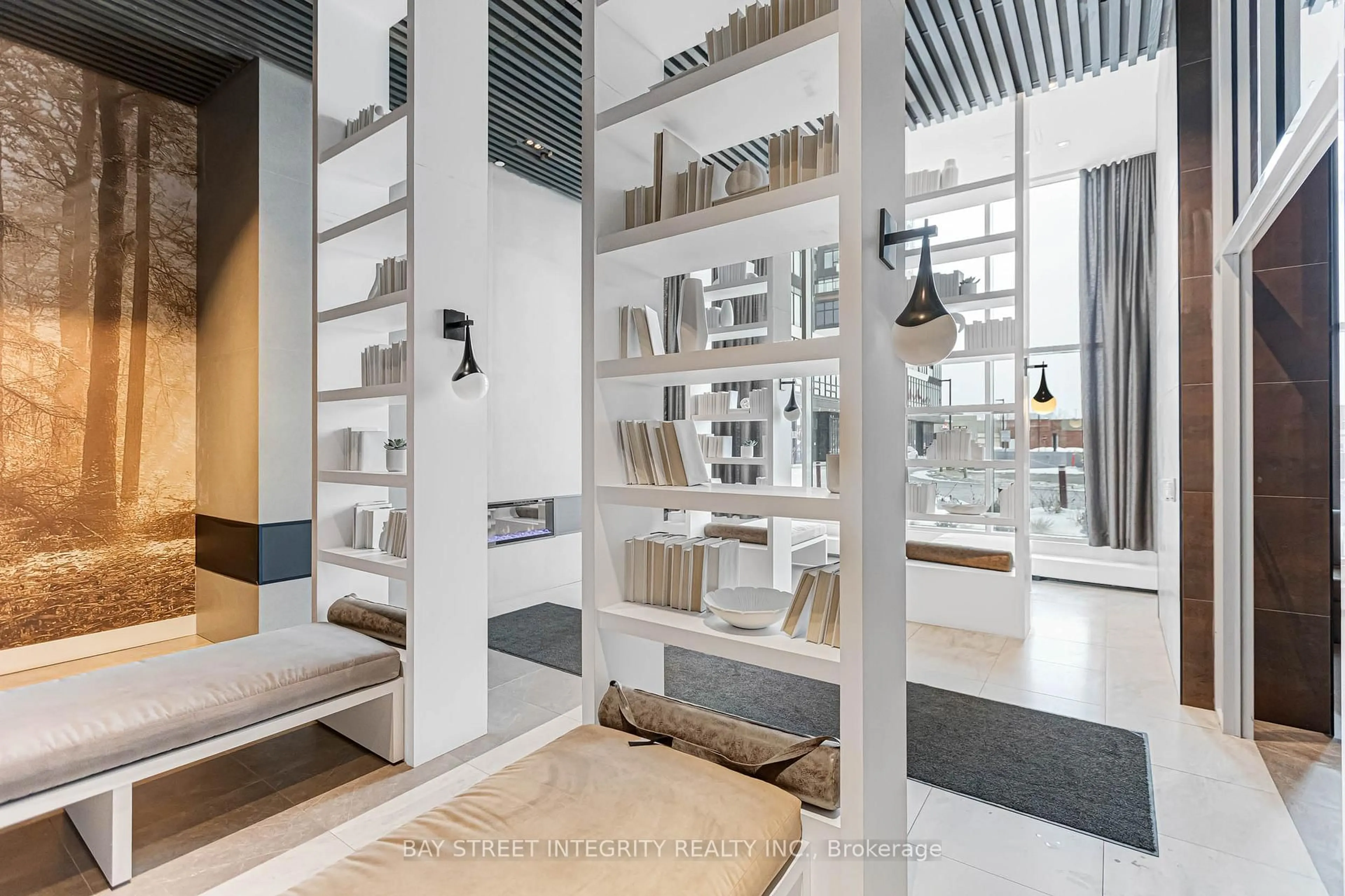 Indoor foyer for 2485 Taunton Rd #326, Oakville Ontario L6H 3R8