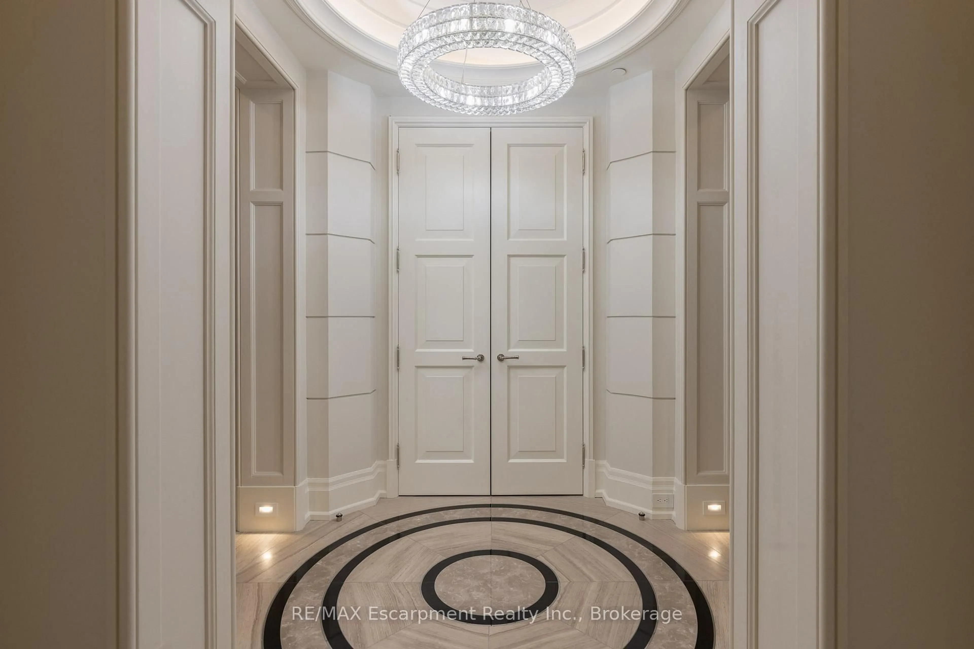 Indoor foyer for 300 Randall St #209, Oakville Ontario L6J 1R1