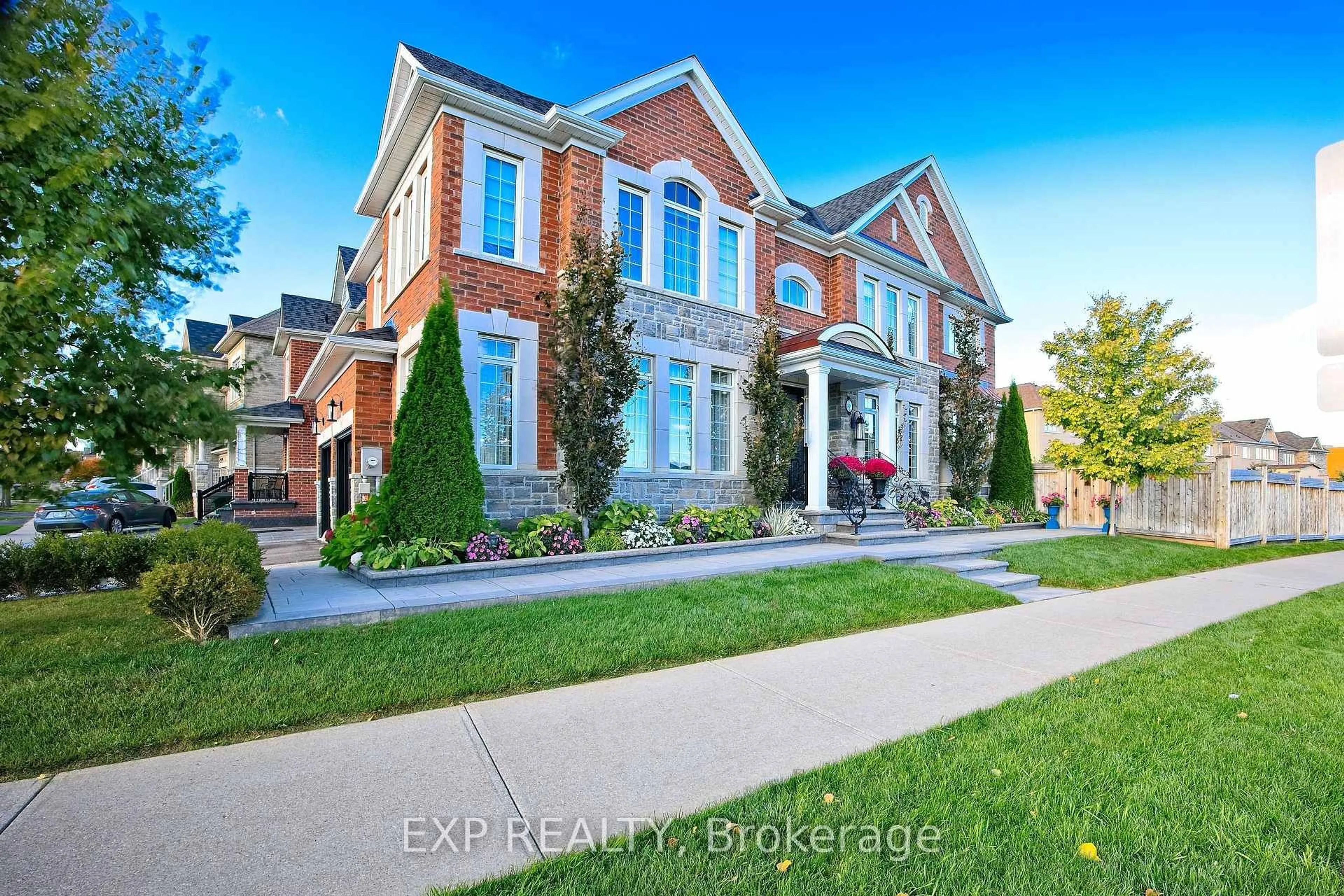 Home with brick exterior material, street for 520 Dougall Ave, Caledon Ontario L7C 3Y8