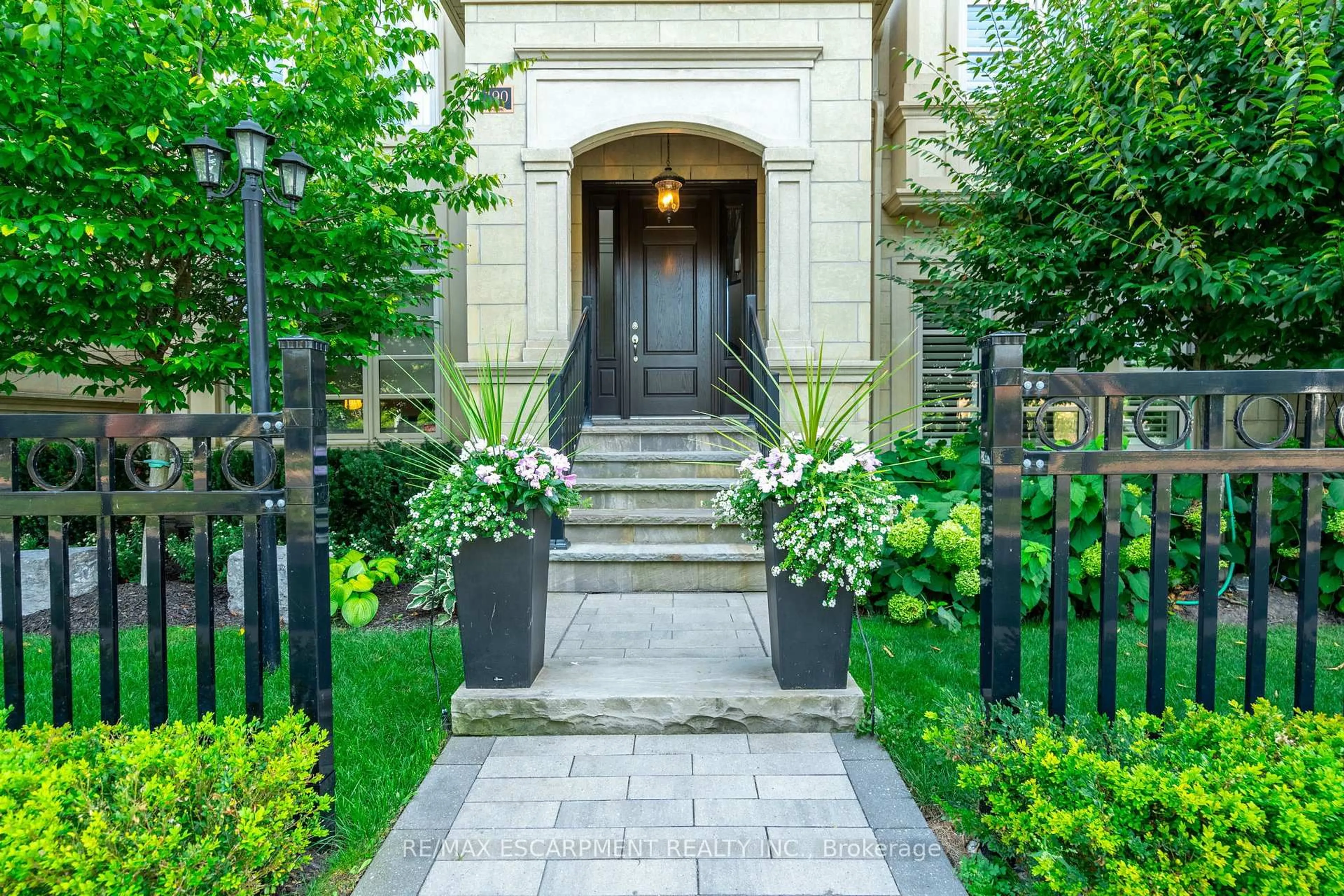 Indoor entryway for 190 Dorval Dr, Oakville Ontario L6K 0H3