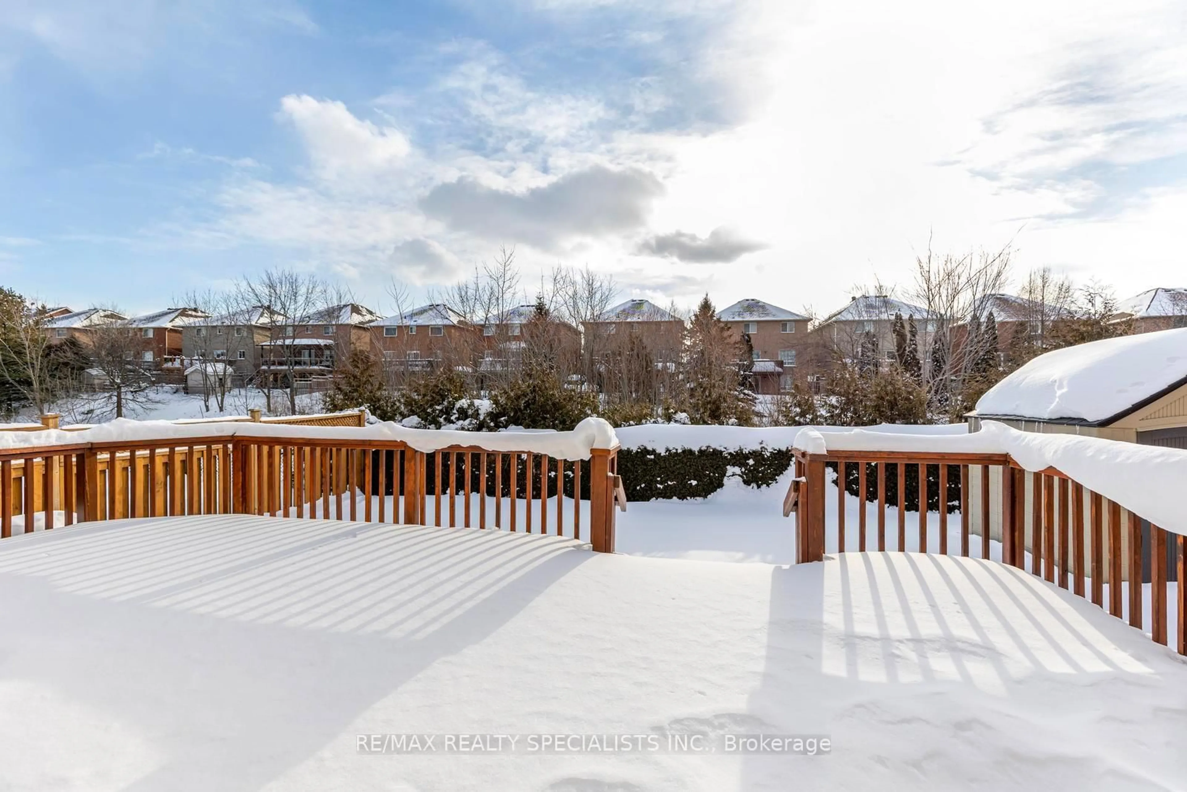 Patio, mountain view for 7202 Black Walnut Tr, Mississauga Ontario L5N 7N4
