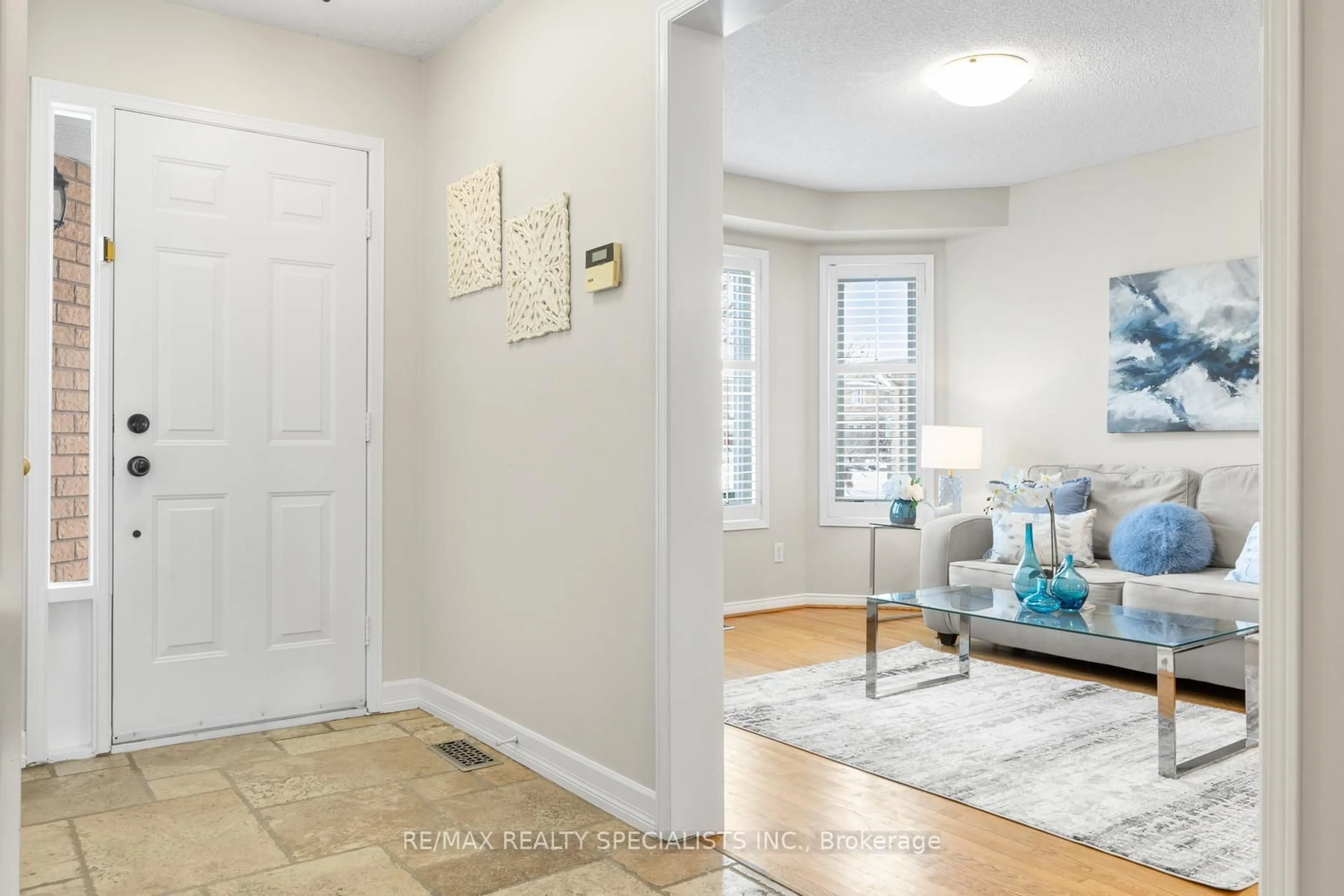 Indoor entryway for 7202 Black Walnut Tr, Mississauga Ontario L5N 7N4