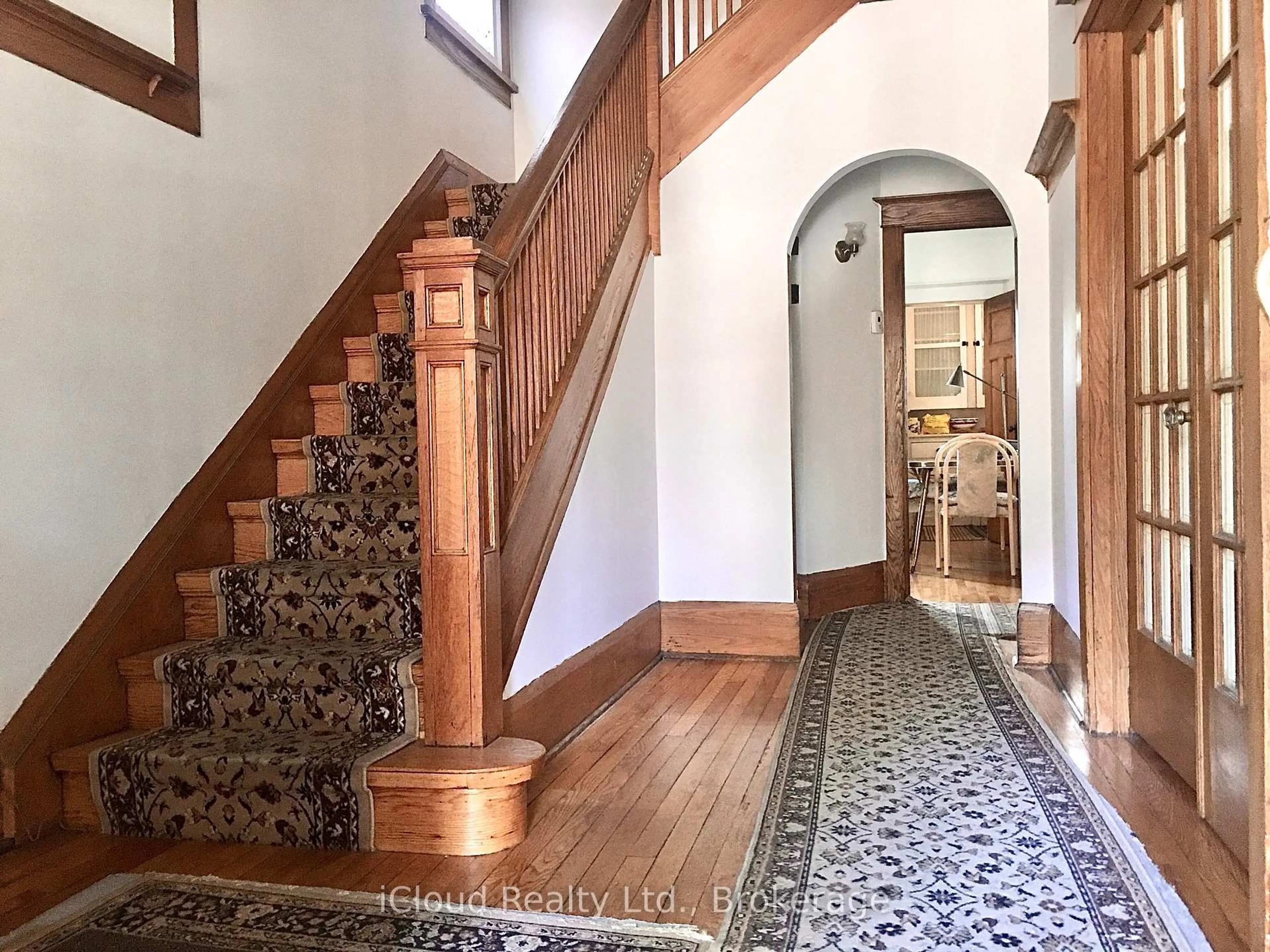 Indoor foyer for 74 Glendale Ave, Toronto Ontario M6R 2T1