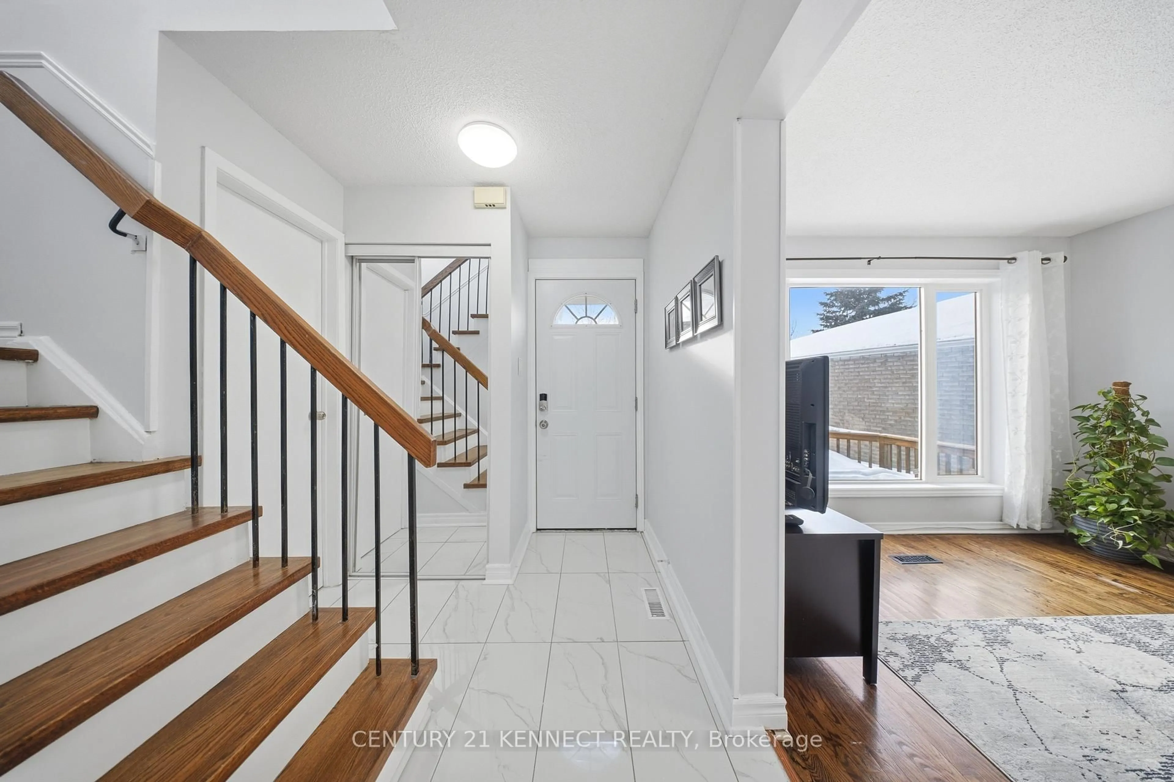 Indoor entryway for 22 Norma Cres, Brampton Ontario L6S 4H2
