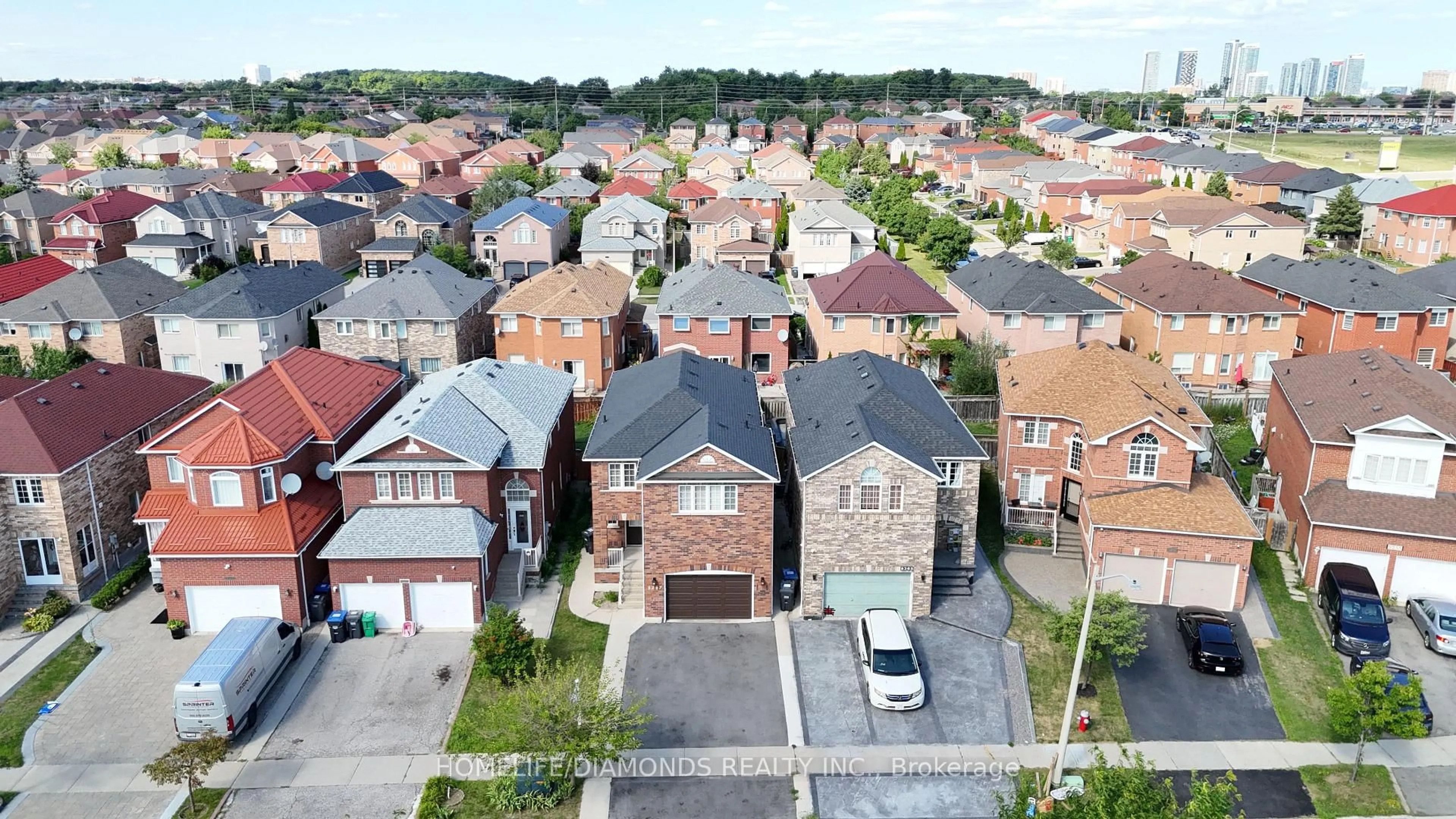 A pic from outside/outdoor area/front of a property/back of a property/a pic from drone, street for 5267 BROOKWOOD Crt, Mississauga Ontario L5V 2N8