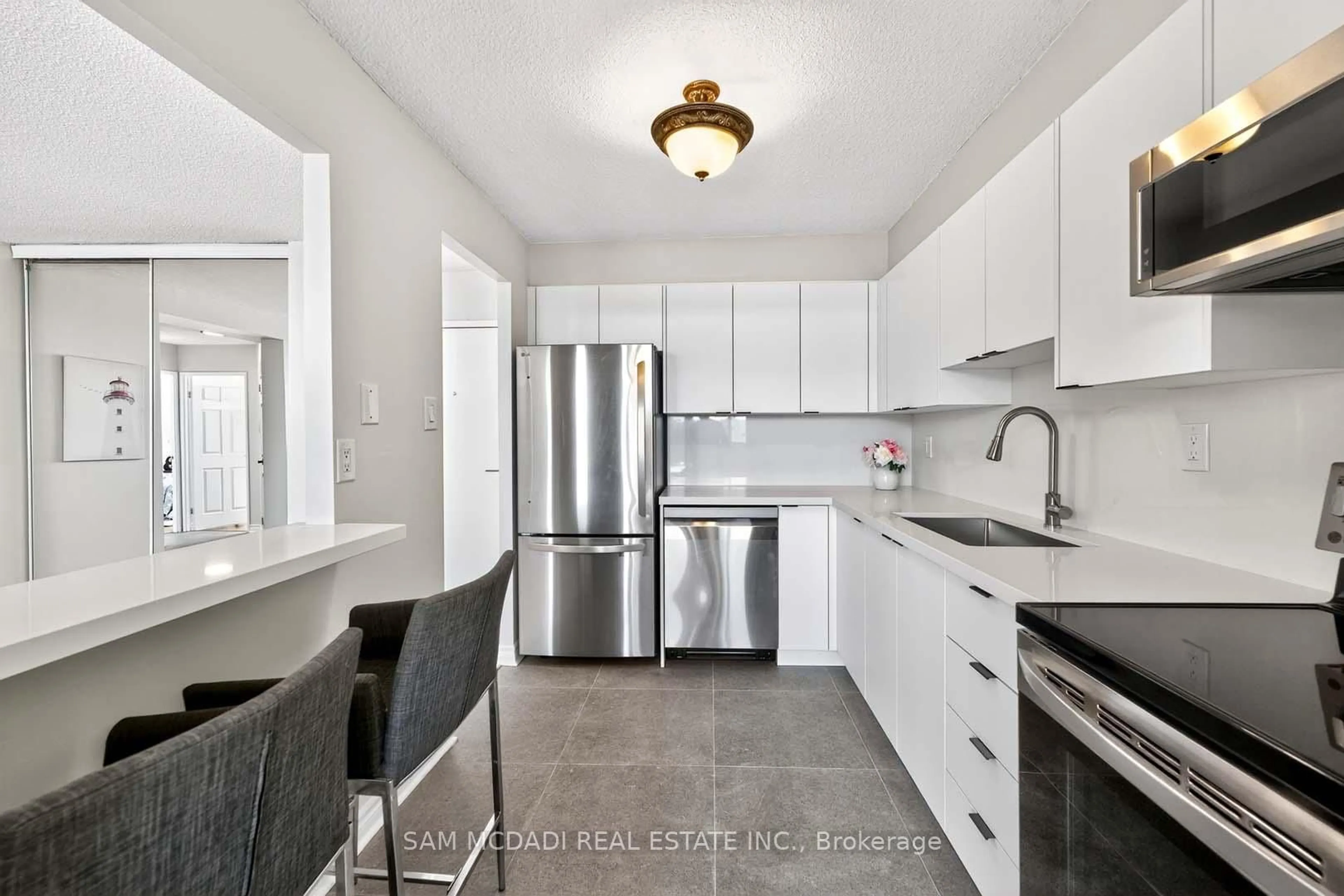 Open concept kitchen, ceramic/tile floor for 3501 Glen Erin Dr #407, Mississauga Ontario L5L 2E9