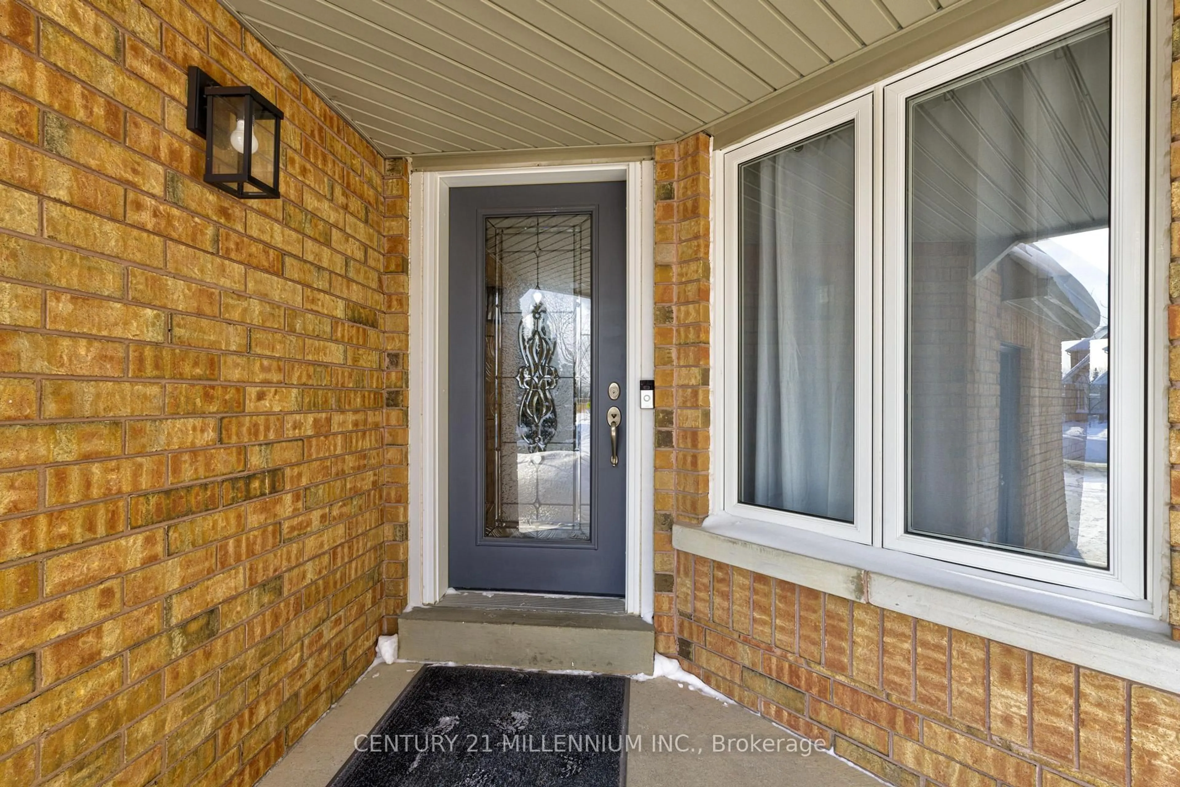 Indoor entryway for 88 Eaton St, Halton Hills Ontario L7G 5T2