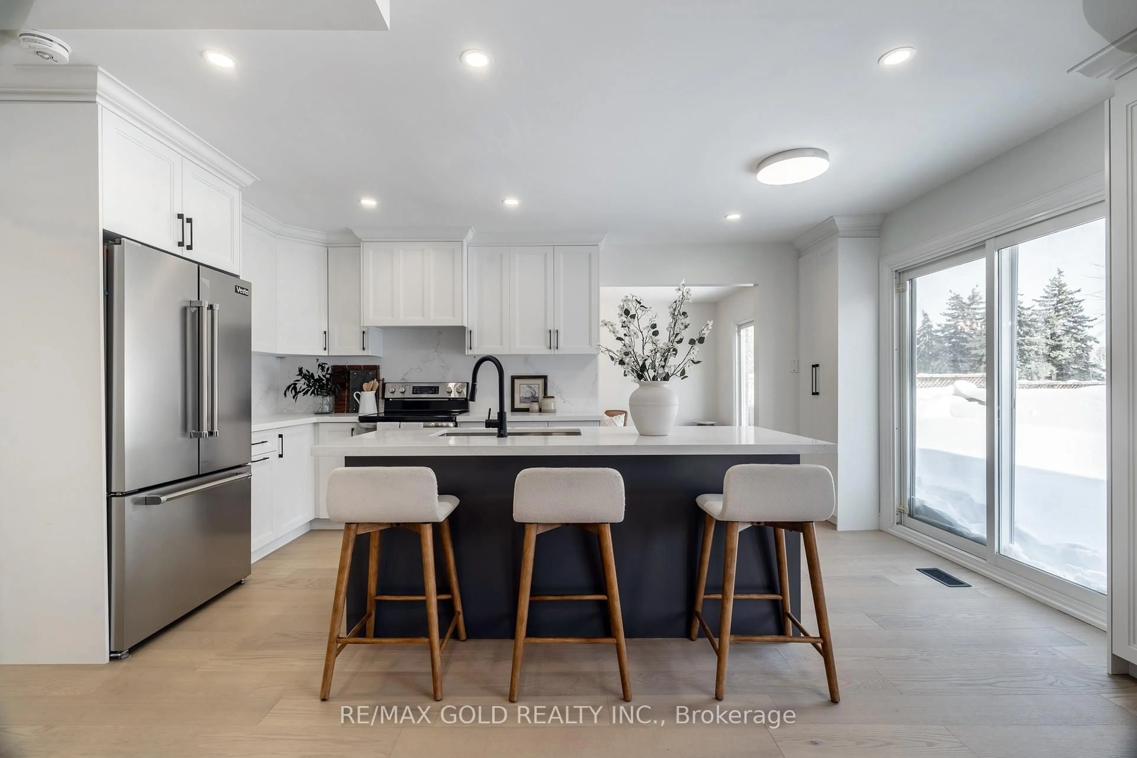 Contemporary kitchen, ceramic/tile floor for 1138 Sawgrass Cres, Mississauga Ontario L5C 3V4