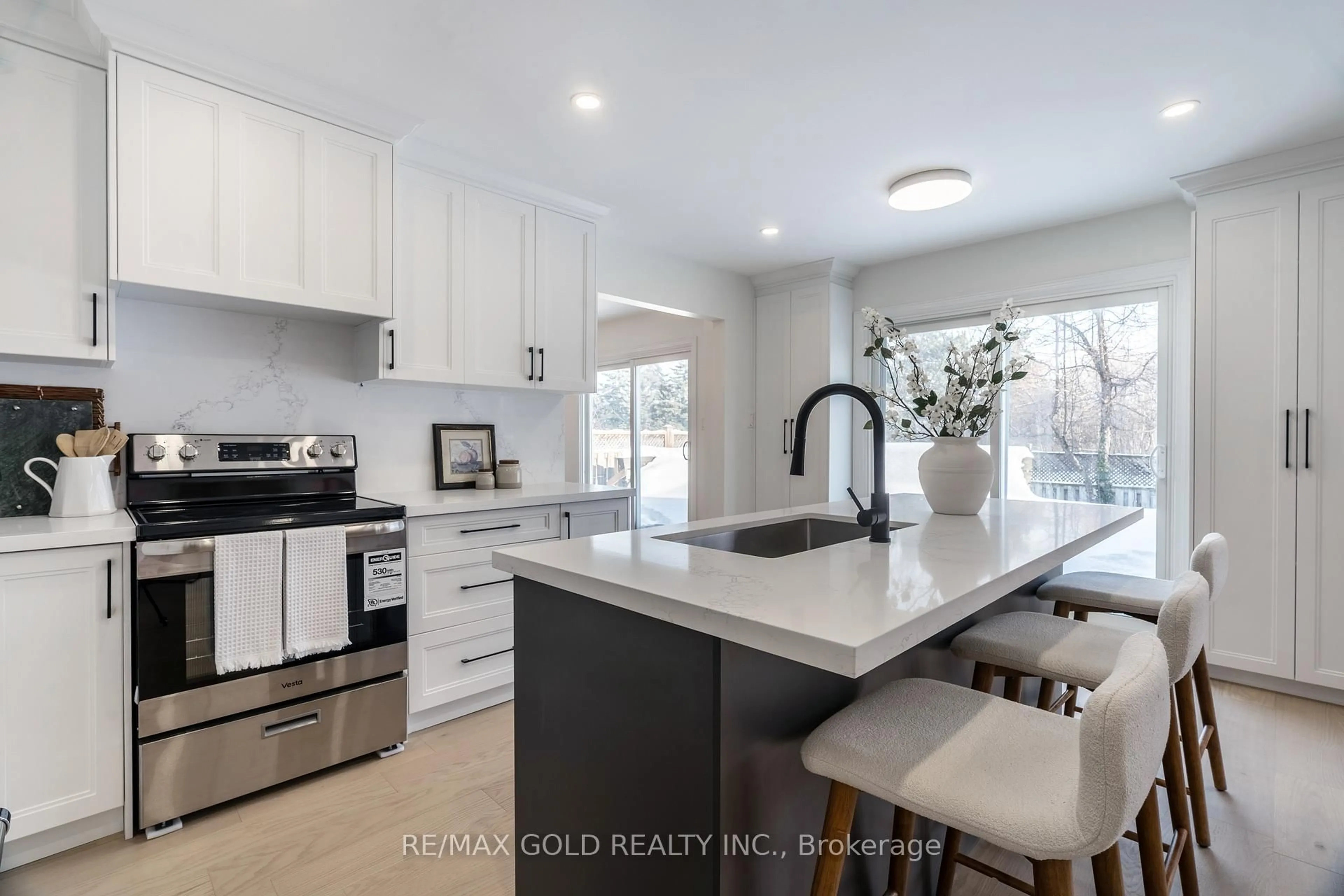 Contemporary kitchen, ceramic/tile floor for 1138 Sawgrass Cres, Mississauga Ontario L5C 3V4