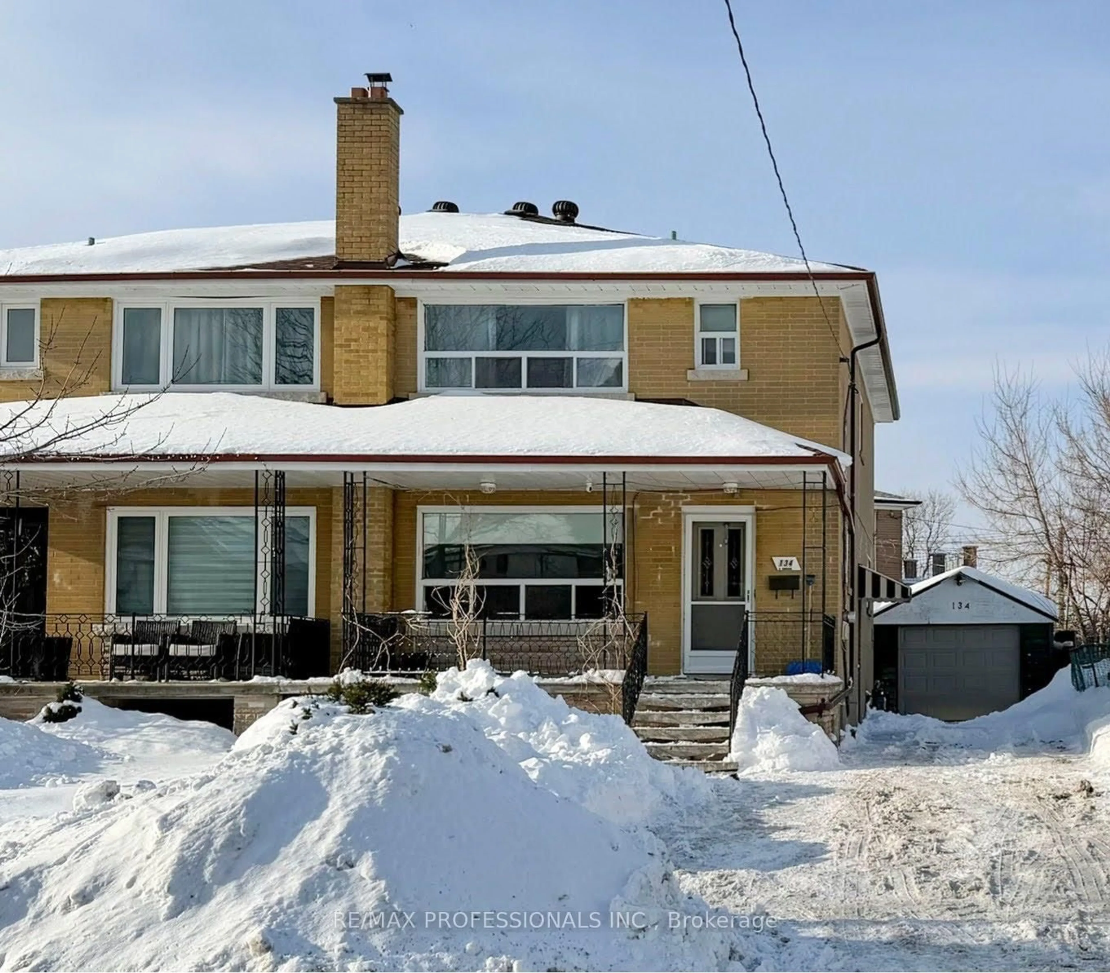 A pic from outside/outdoor area/front of a property/back of a property/a pic from drone, street for 134 Giltspur Dr, Toronto Ontario M3L 1M9