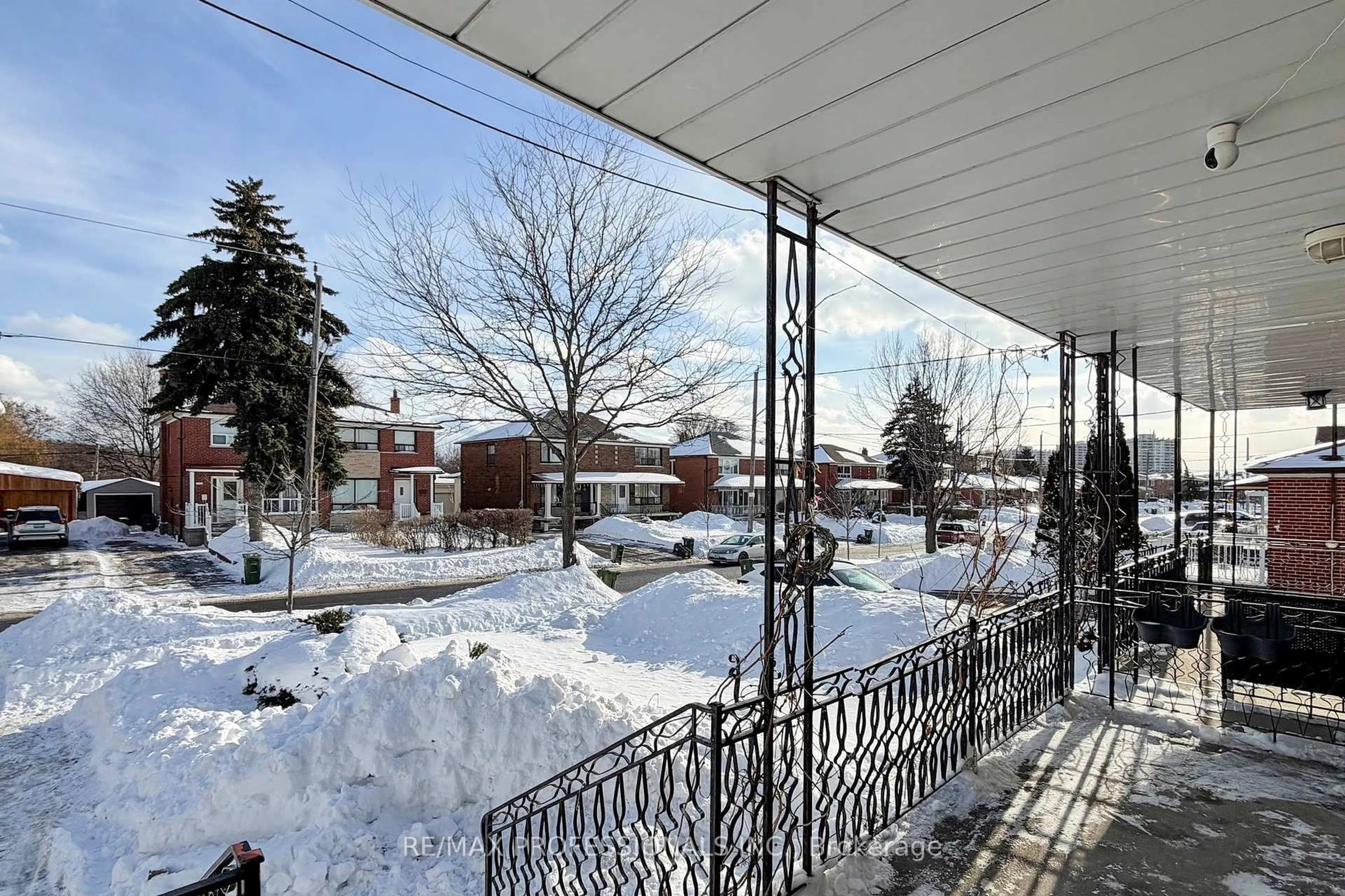 Patio, street for 134 Giltspur Dr, Toronto Ontario M3L 1M9