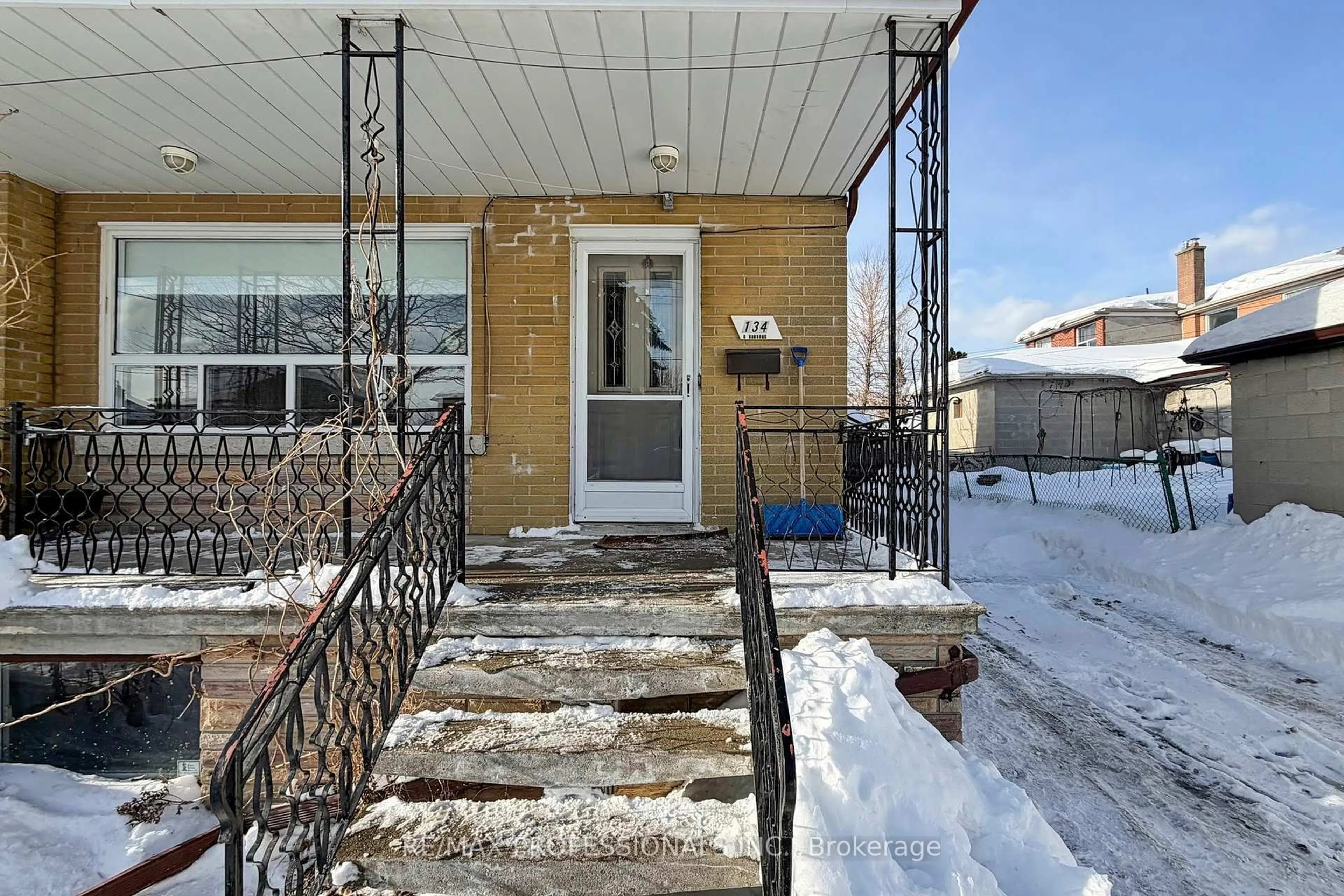 Patio, street for 134 Giltspur Dr, Toronto Ontario M3L 1M9