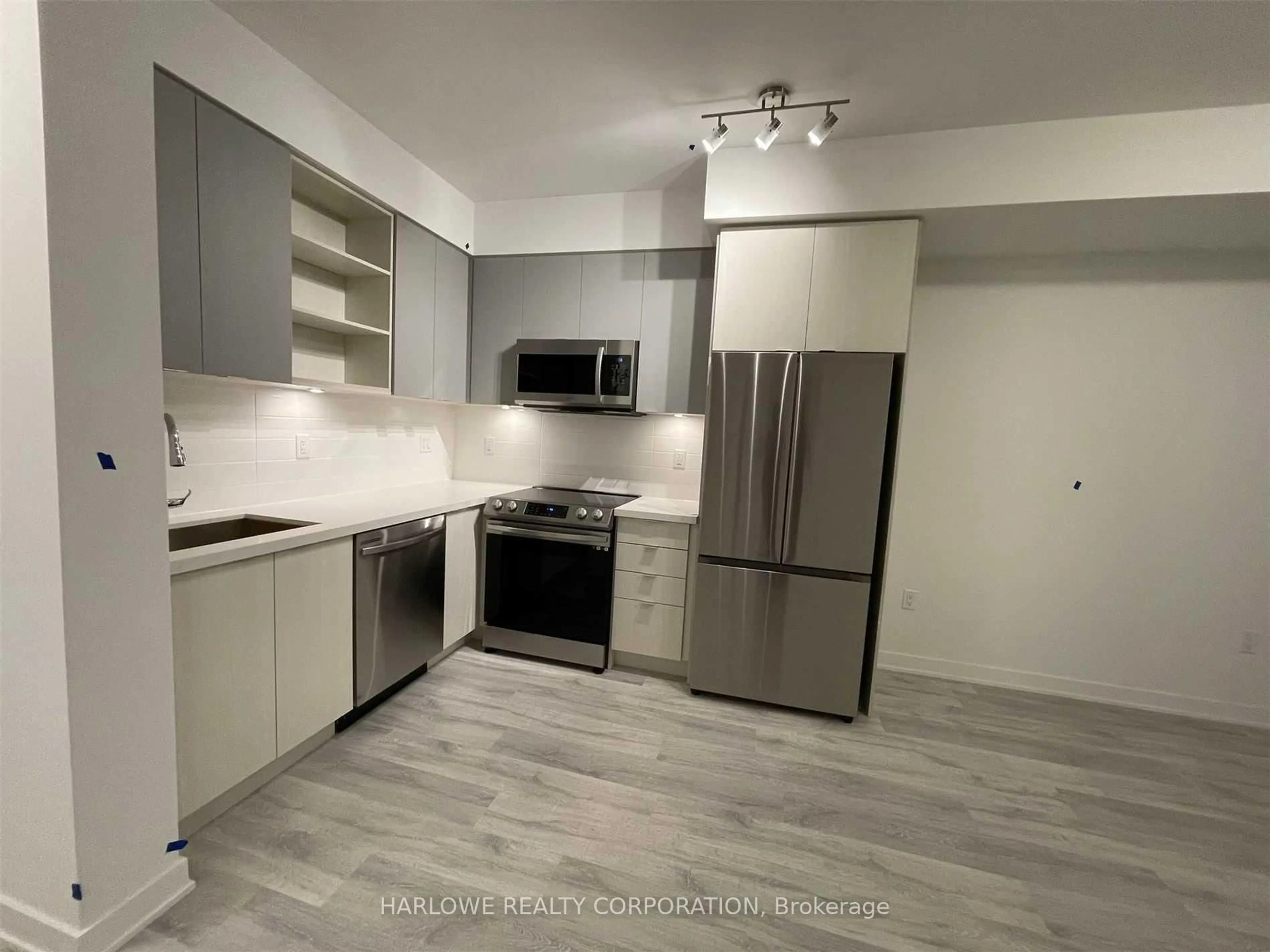 Standard kitchen, unknown for 4675 Metcalfe Ave #2003, Mississauga Ontario L5M 0Z8
