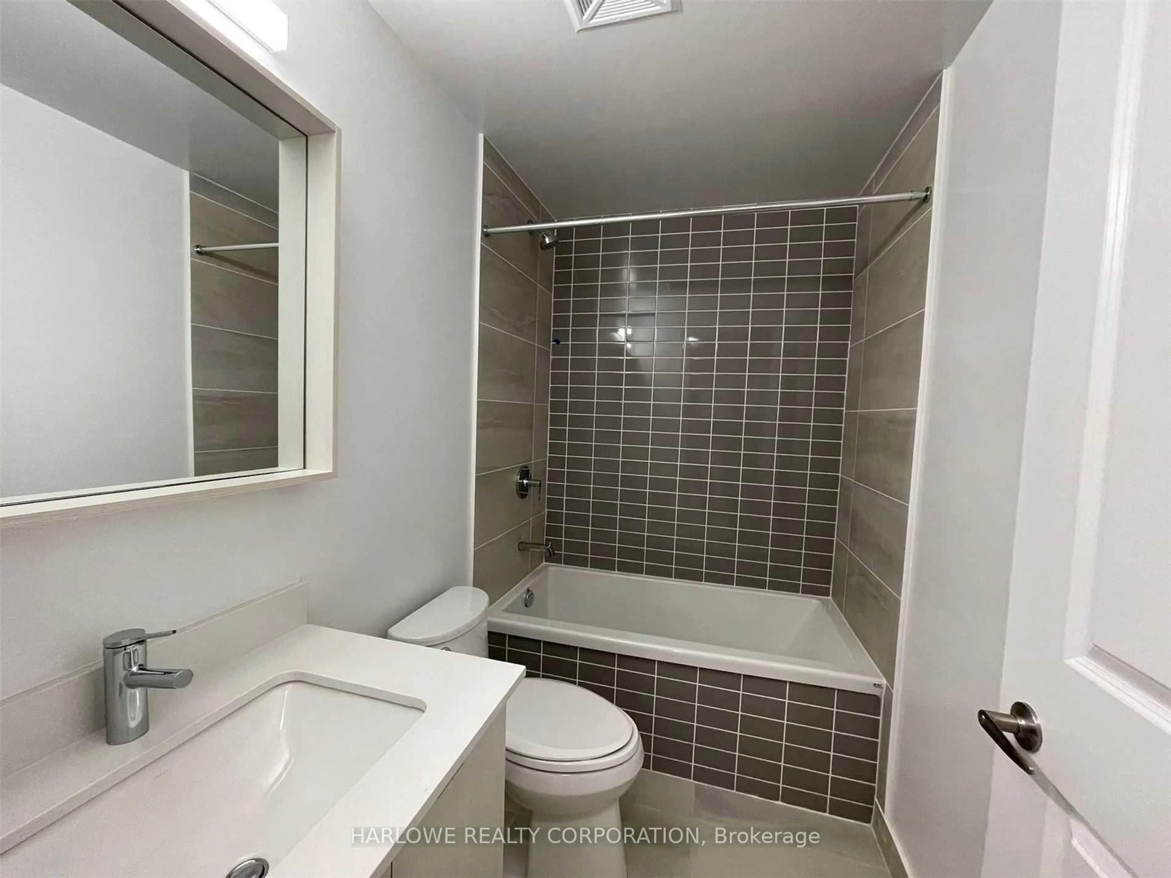 Standard bathroom, ceramic/tile floor for 4675 Metcalfe Ave #2003, Mississauga Ontario L5M 0Z8