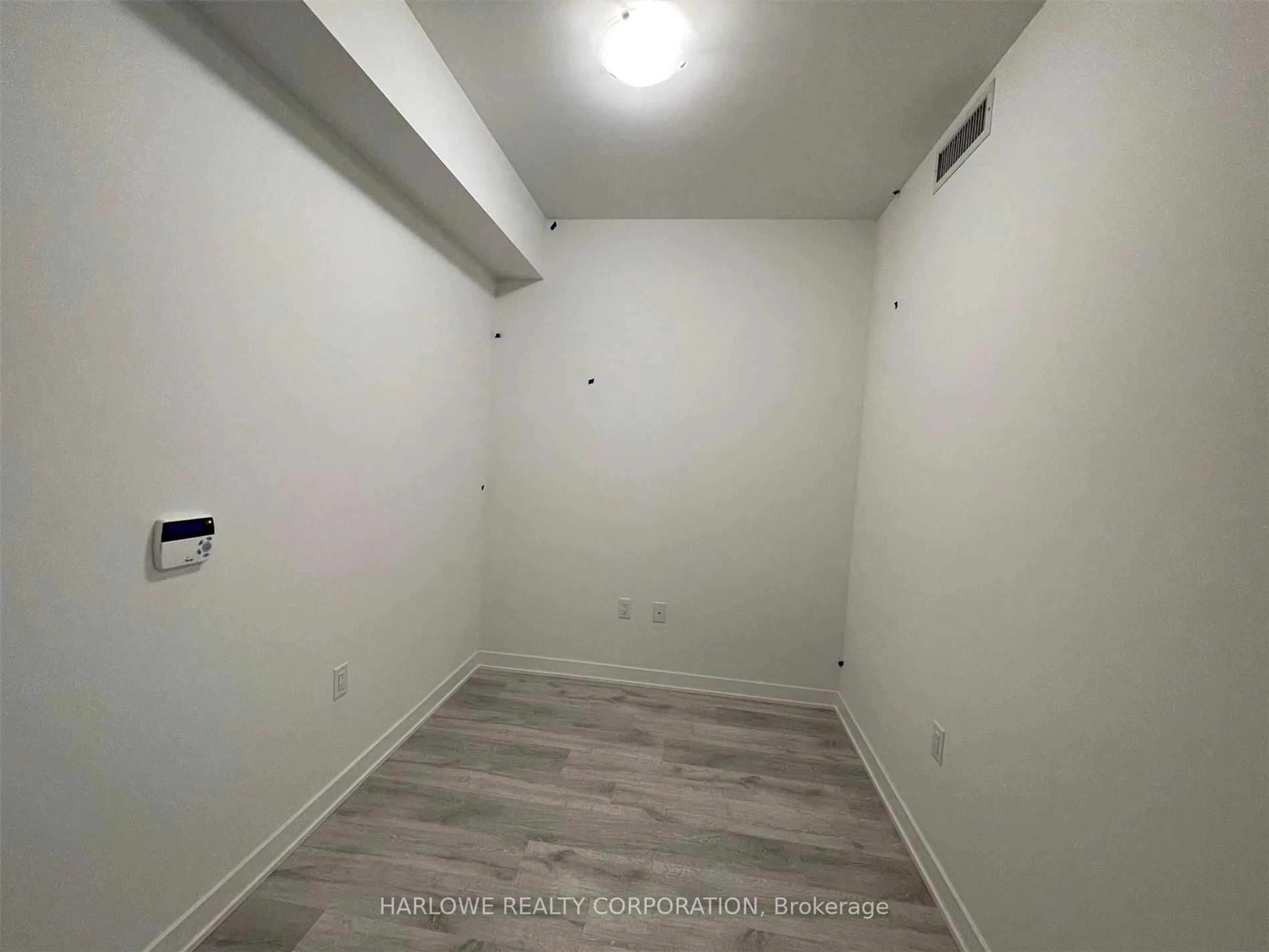 A pic of a room for 4675 Metcalfe Ave #2003, Mississauga Ontario L5M 0Z8