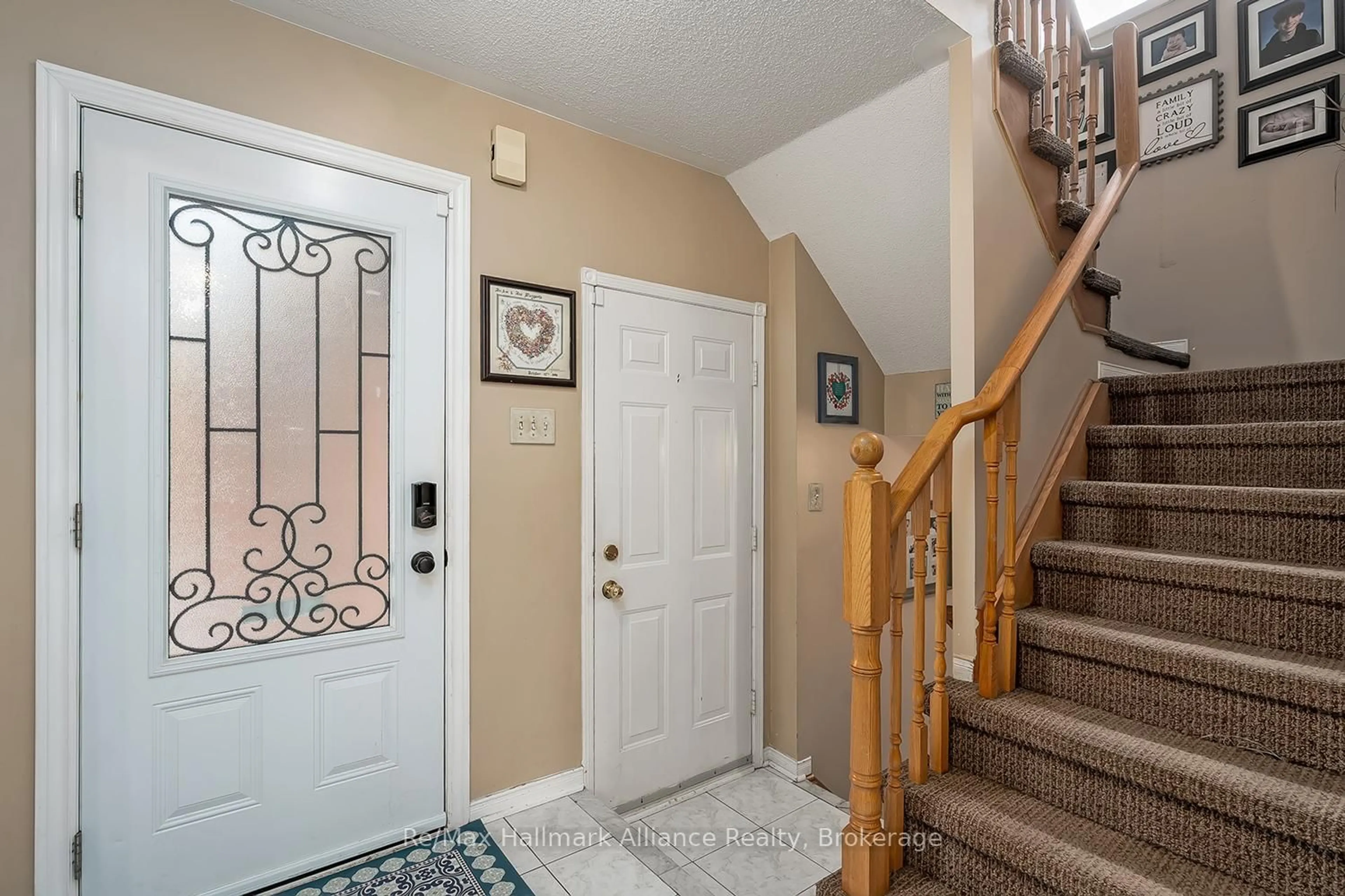 Indoor entryway for 2411 East Gate Cres, Oakville Ontario L6H 6L1