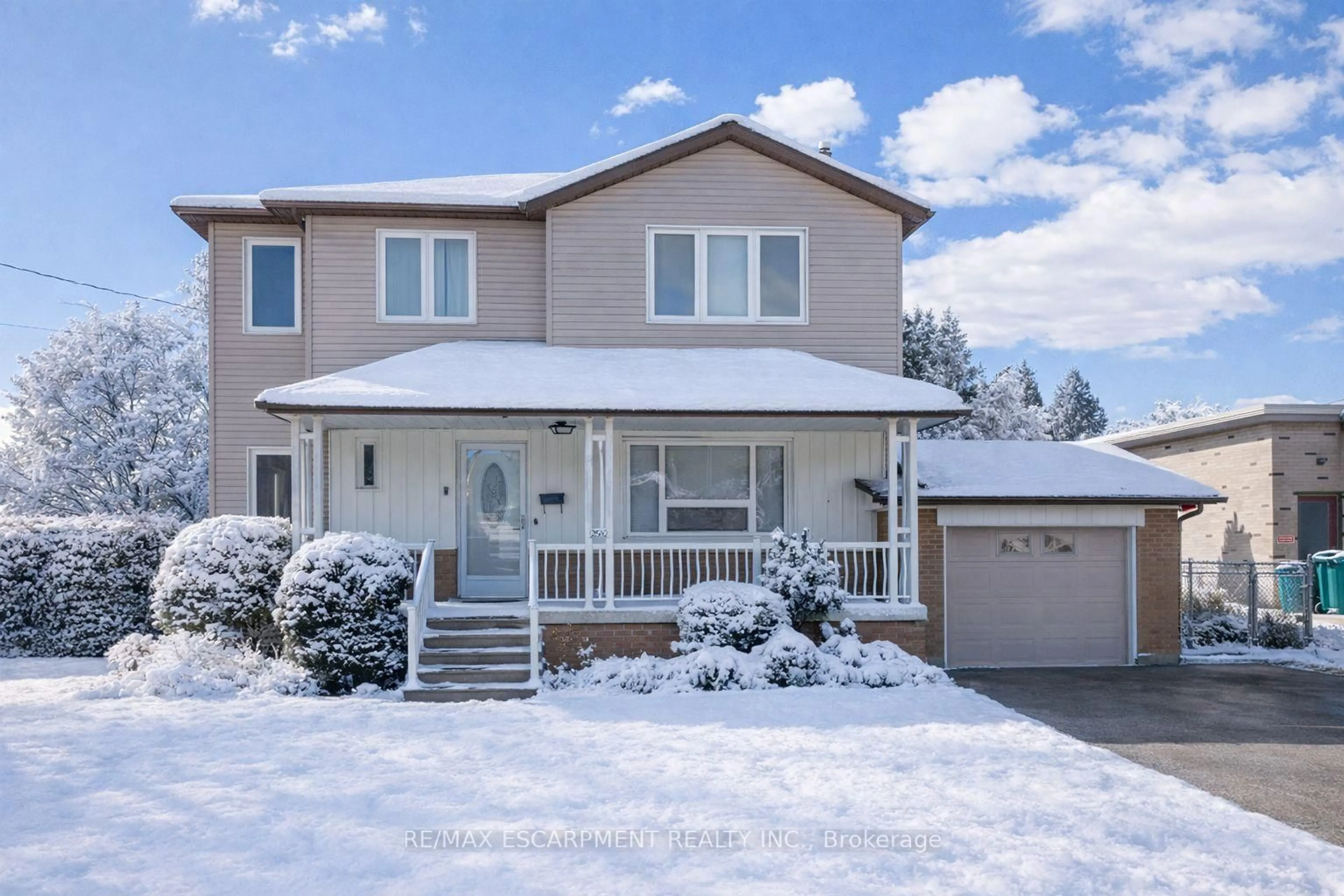 Home with vinyl exterior material, street for 2510 Donnavale Dr, Mississauga Ontario L5A 2N1