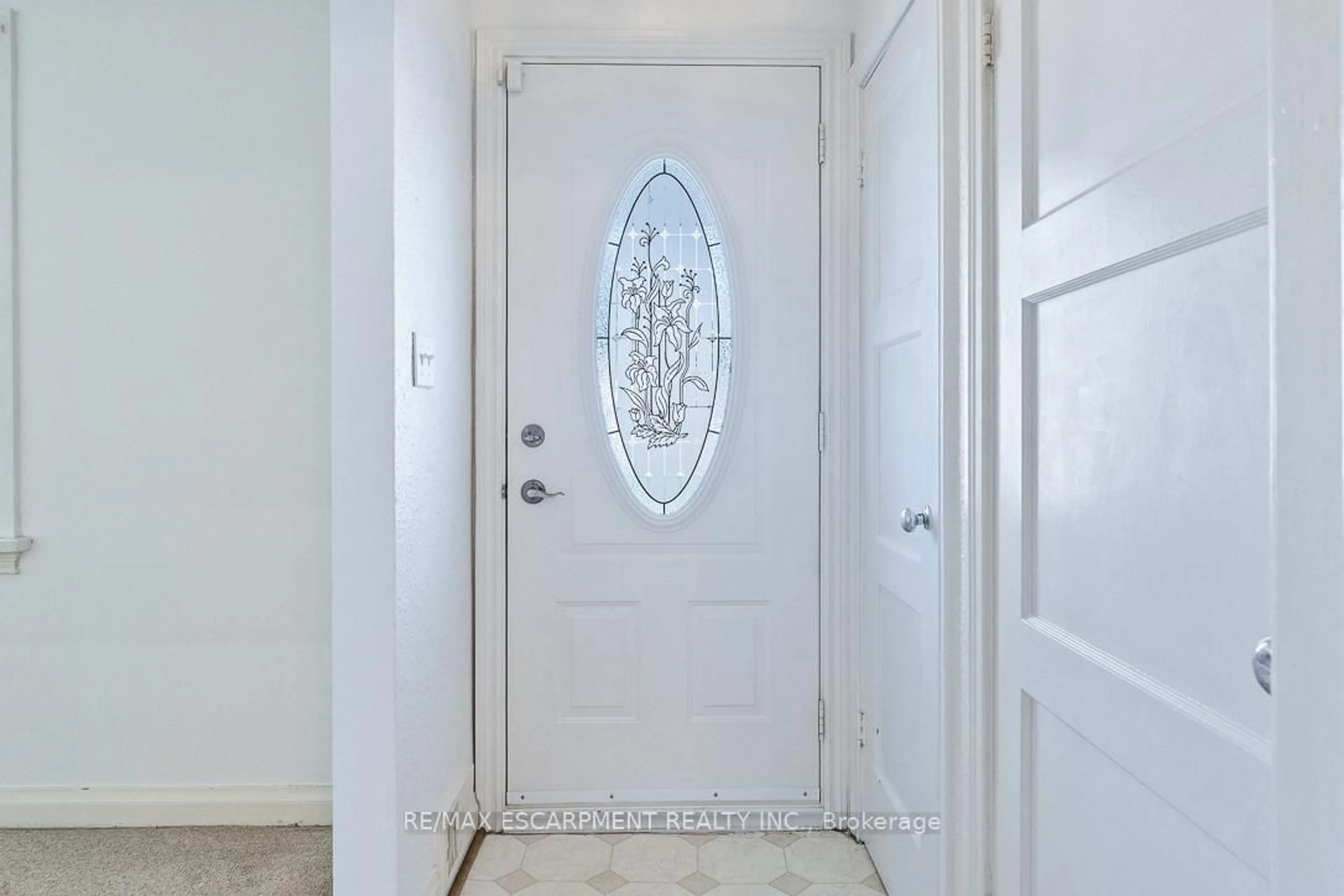 Indoor entryway for 2510 Donnavale Dr, Mississauga Ontario L5A 2N1