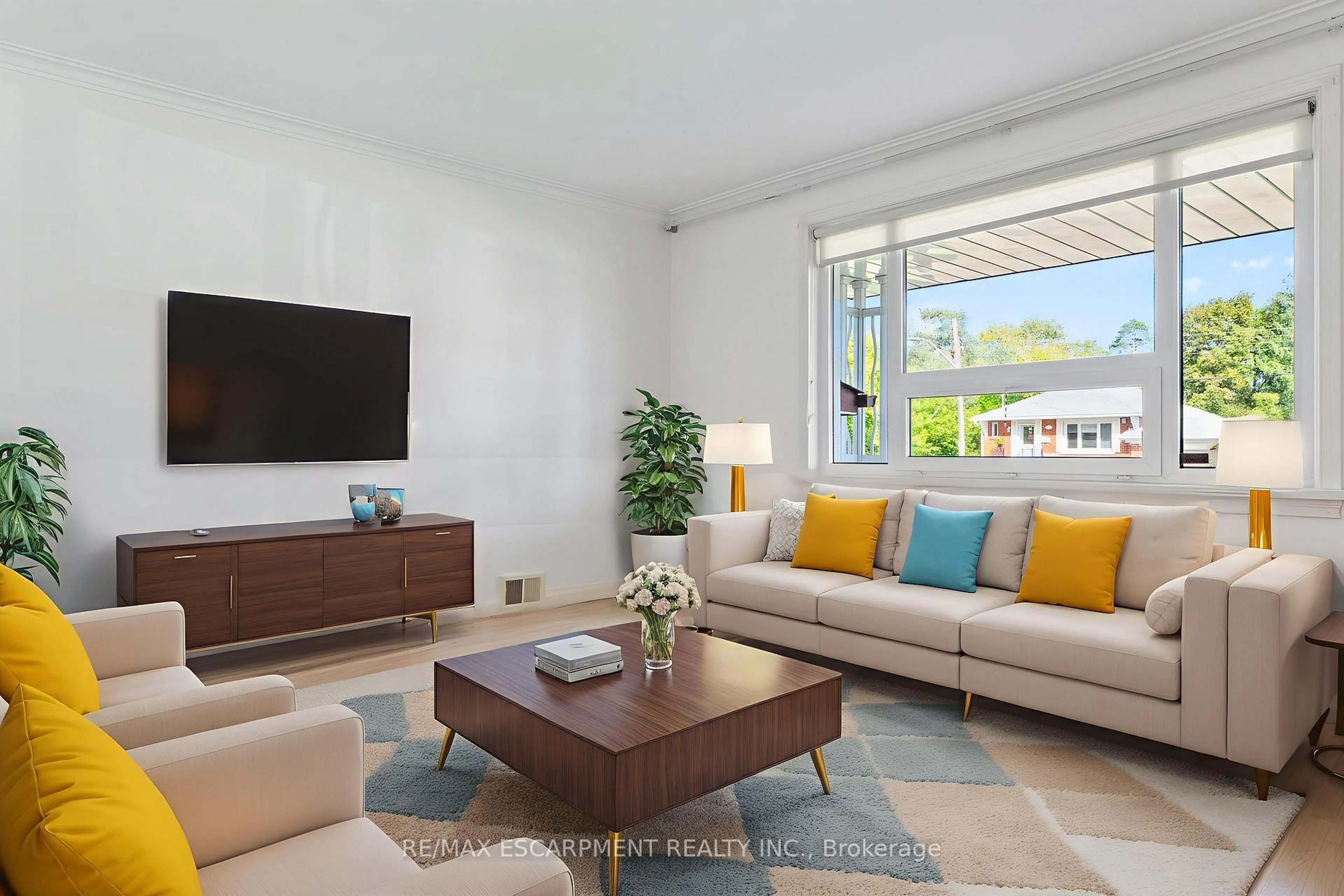 Living room with furniture, unknown for 2510 Donnavale Dr, Mississauga Ontario L5A 2N1