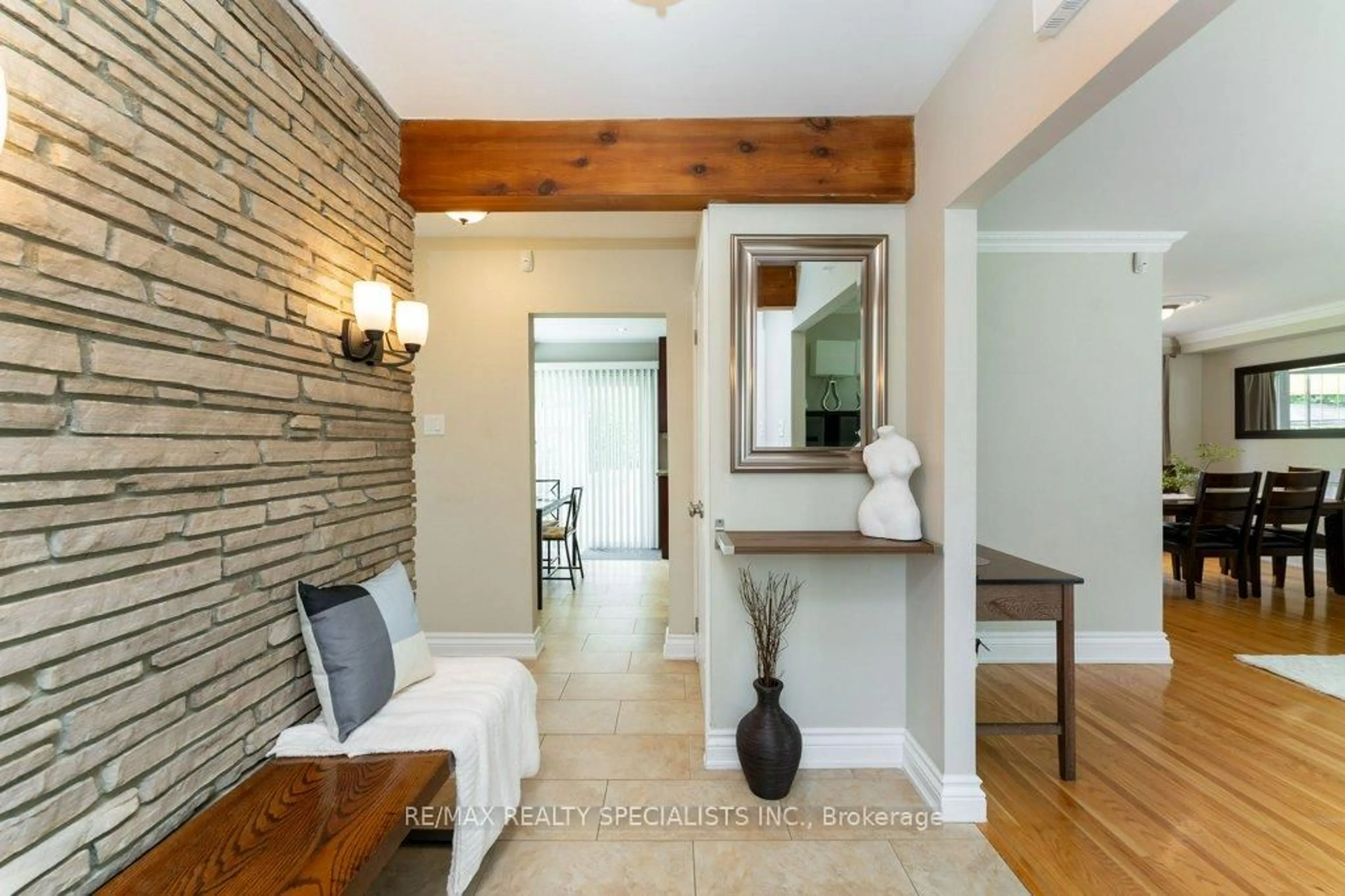 Indoor entryway for 68 Windermere Crt, Brampton Ontario L6X 2L6