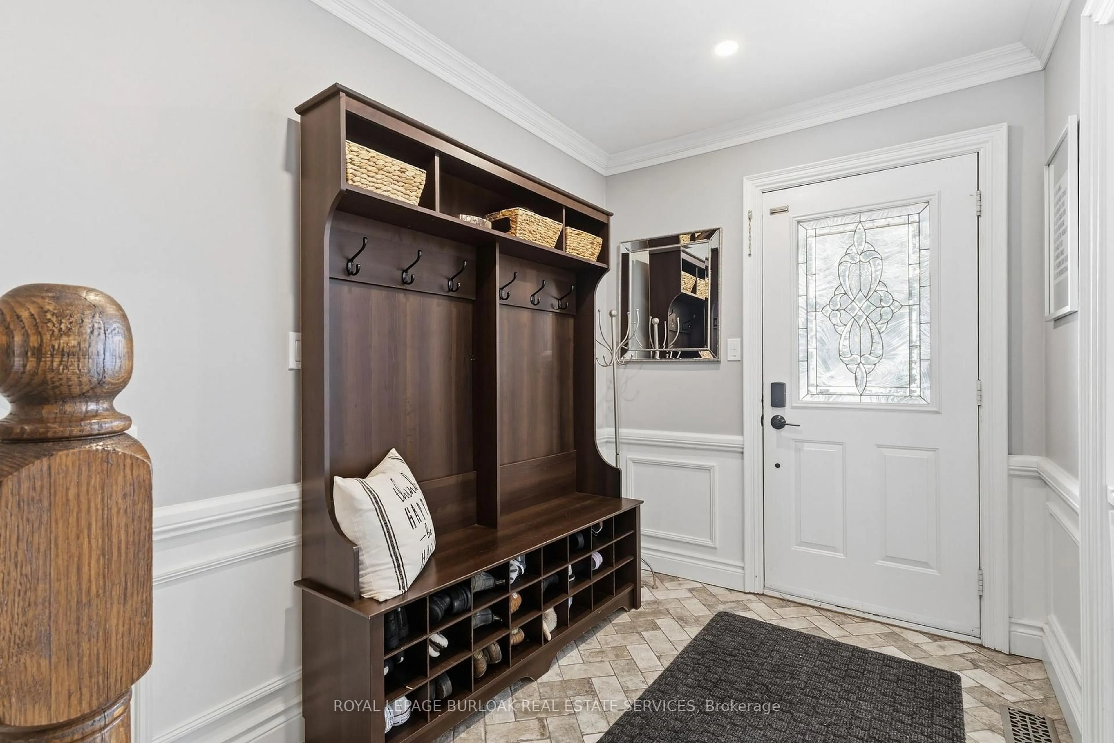 Indoor entryway for 946 Nora Dr, Burlington Ontario L7T 3E8