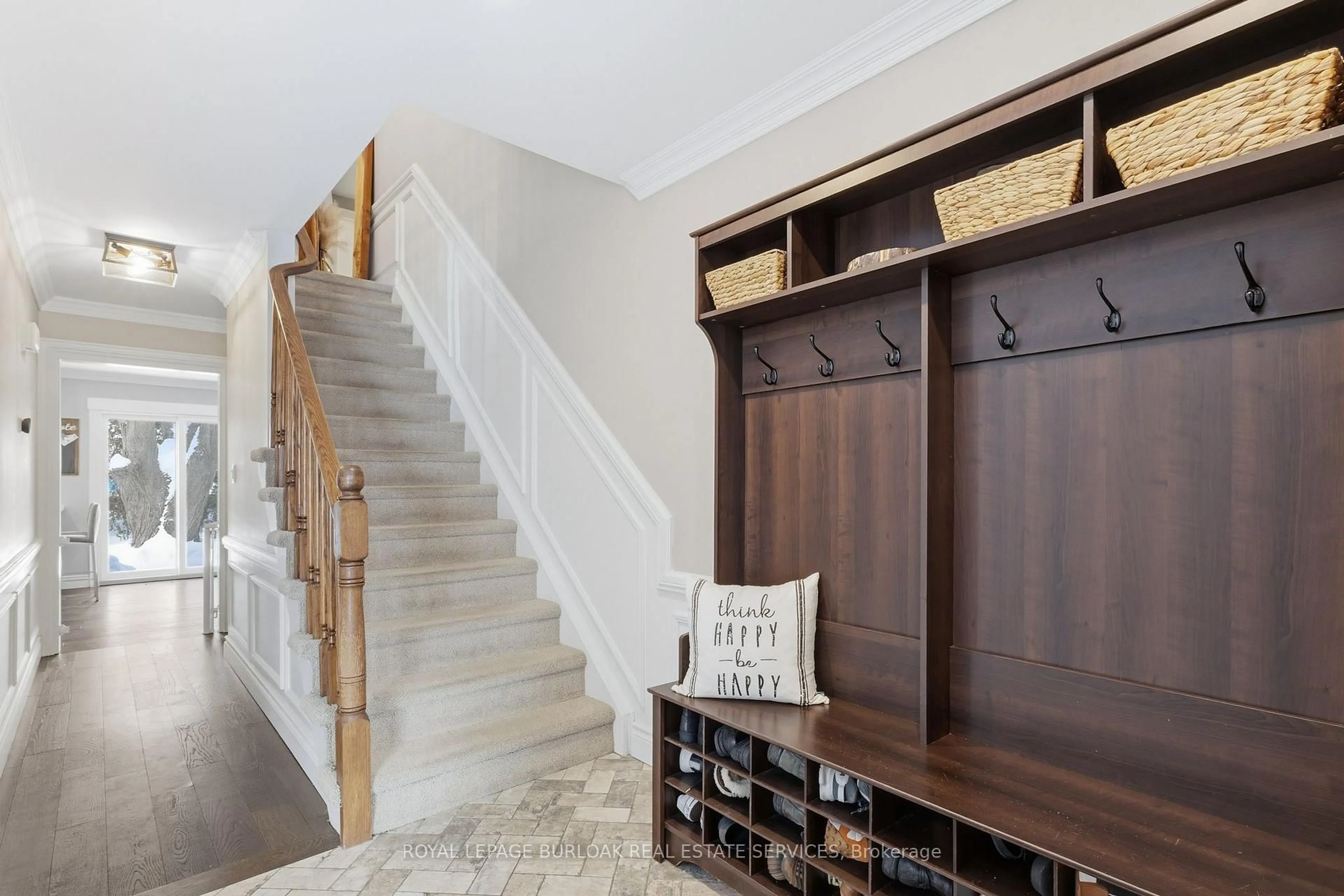 Indoor entryway for 946 Nora Dr, Burlington Ontario L7T 3E8