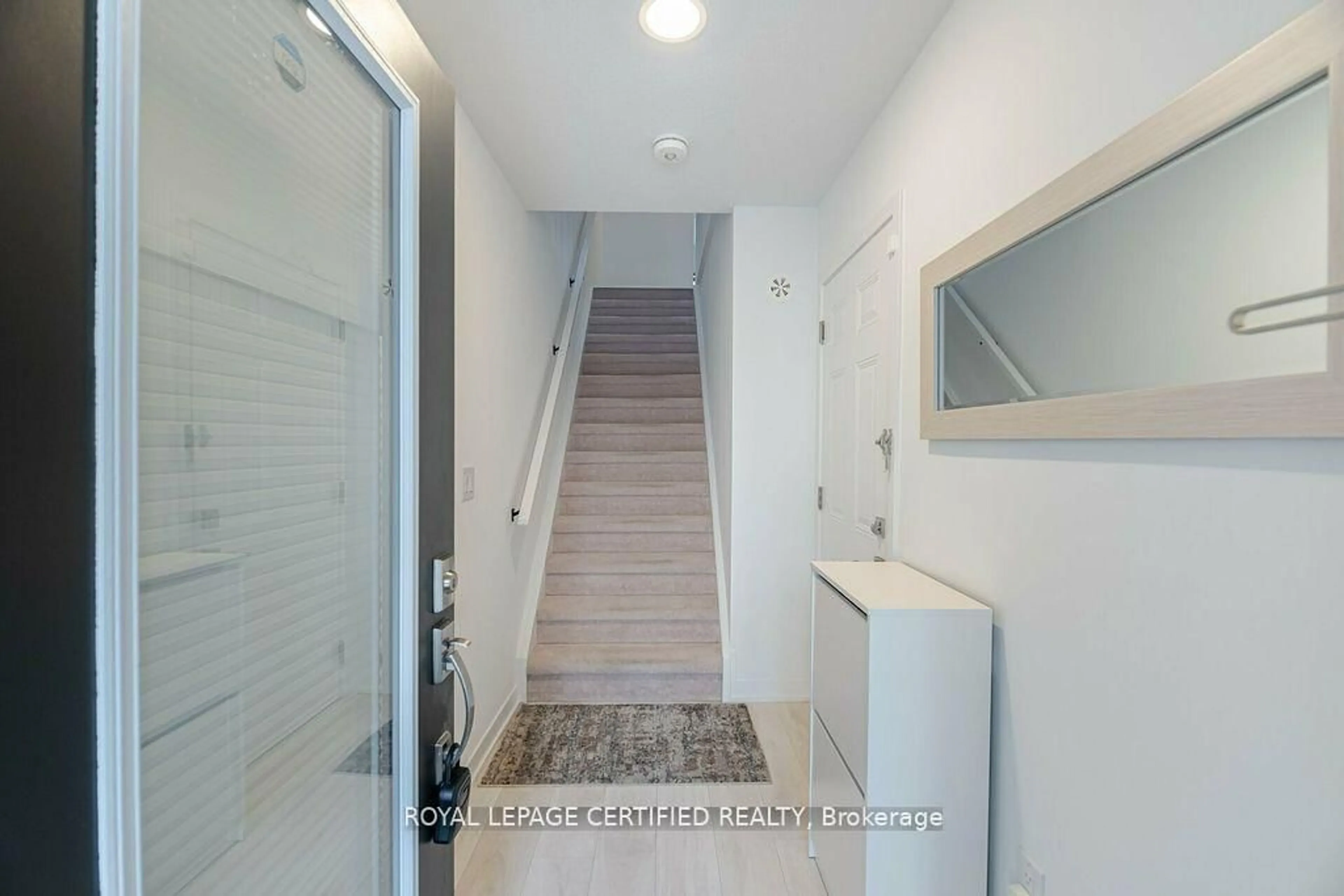 Indoor entryway for 1095 Cooke Blvd #31, Burlington Ontario L7T 0C4