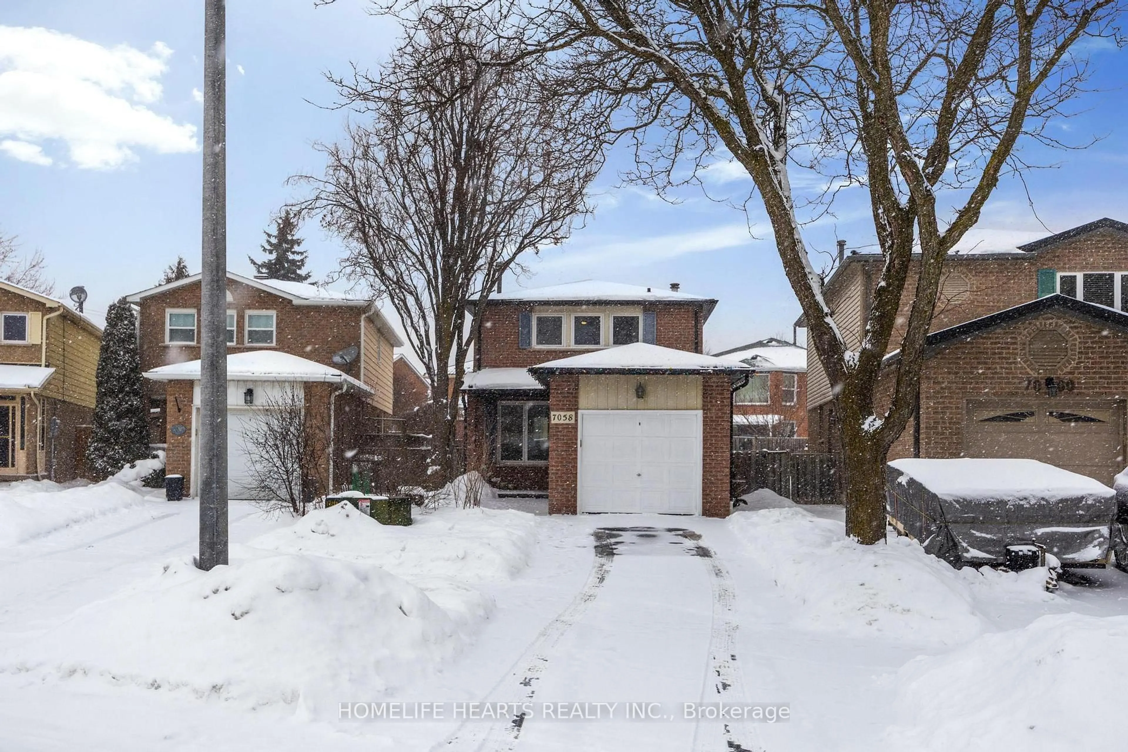 A pic from outside/outdoor area/front of a property/back of a property/a pic from drone, street for 7058 Cordingley Cres, Mississauga Ontario L5N 4Z6